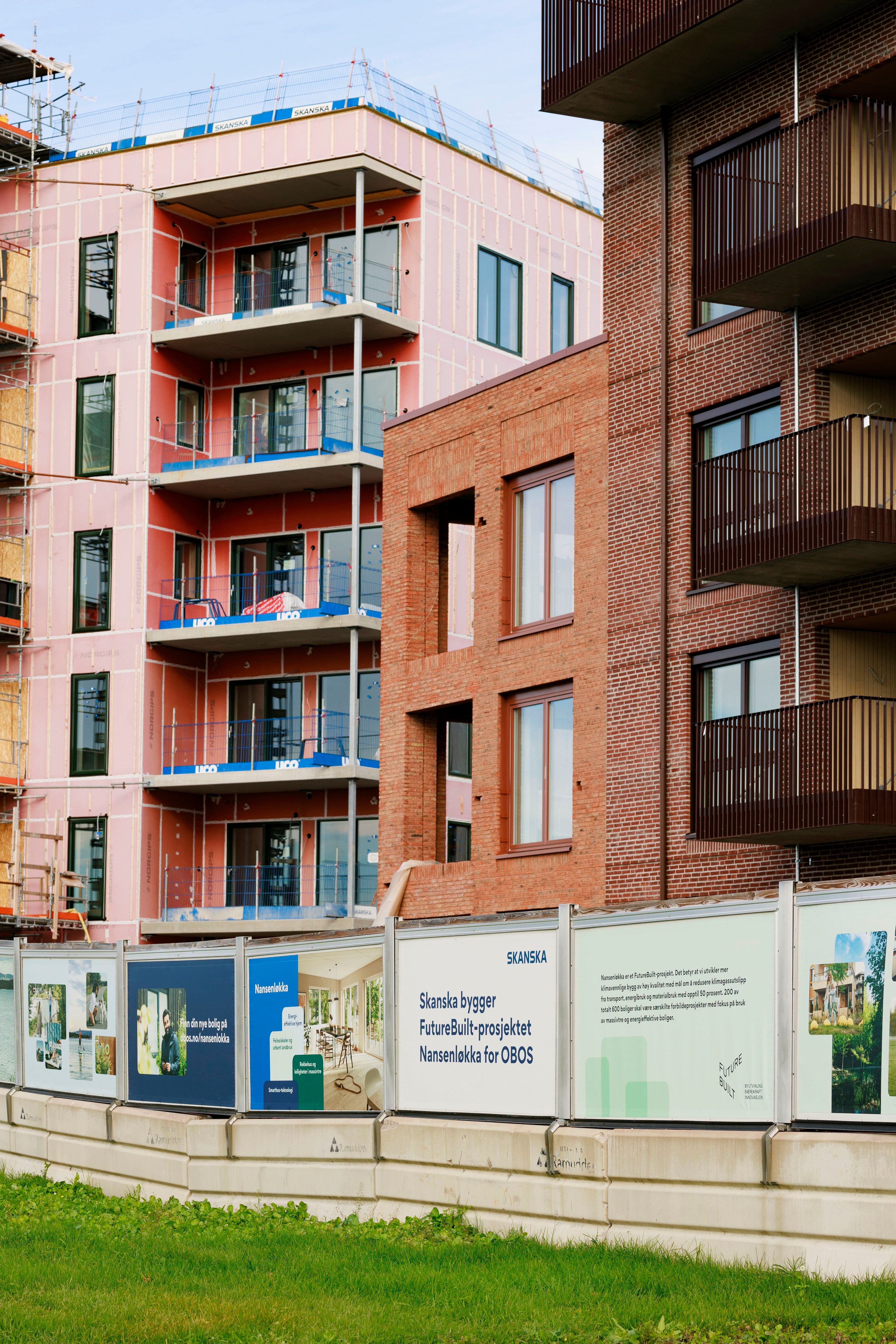 Foto av uferdige og ferdige boligblokker i Nansenløkka på Fornebu.