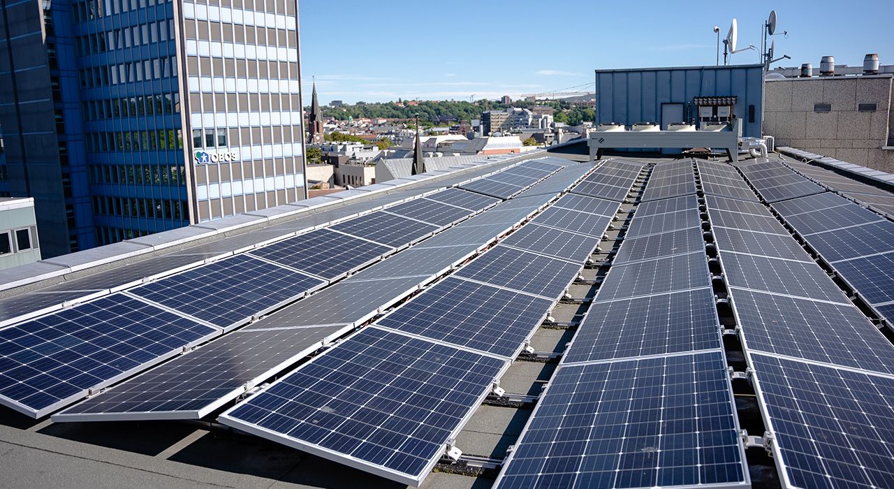 Solceller på taket til et bygg i Oslo sentrum.