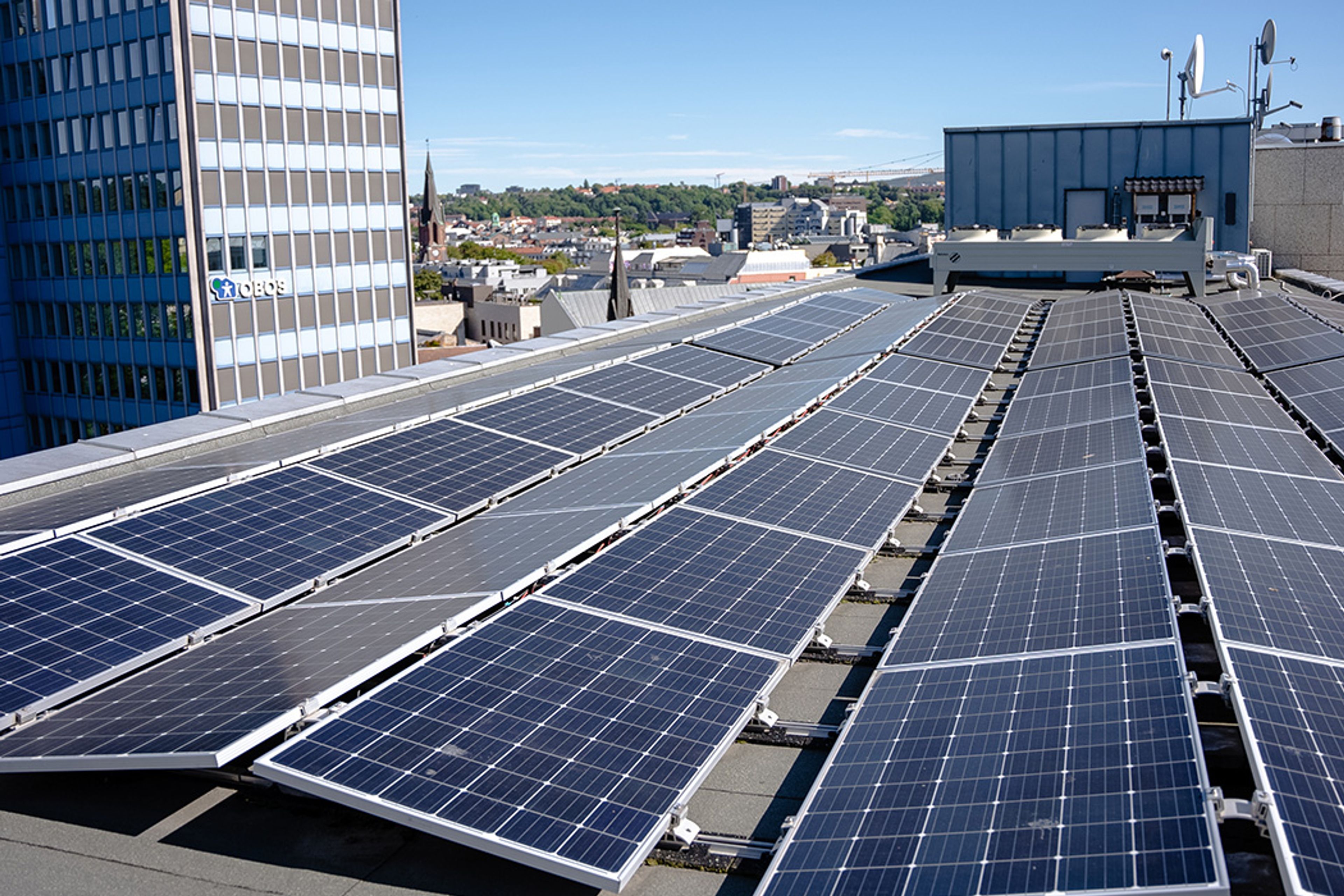 Solceller på taket til et bygg i Oslo sentrum.