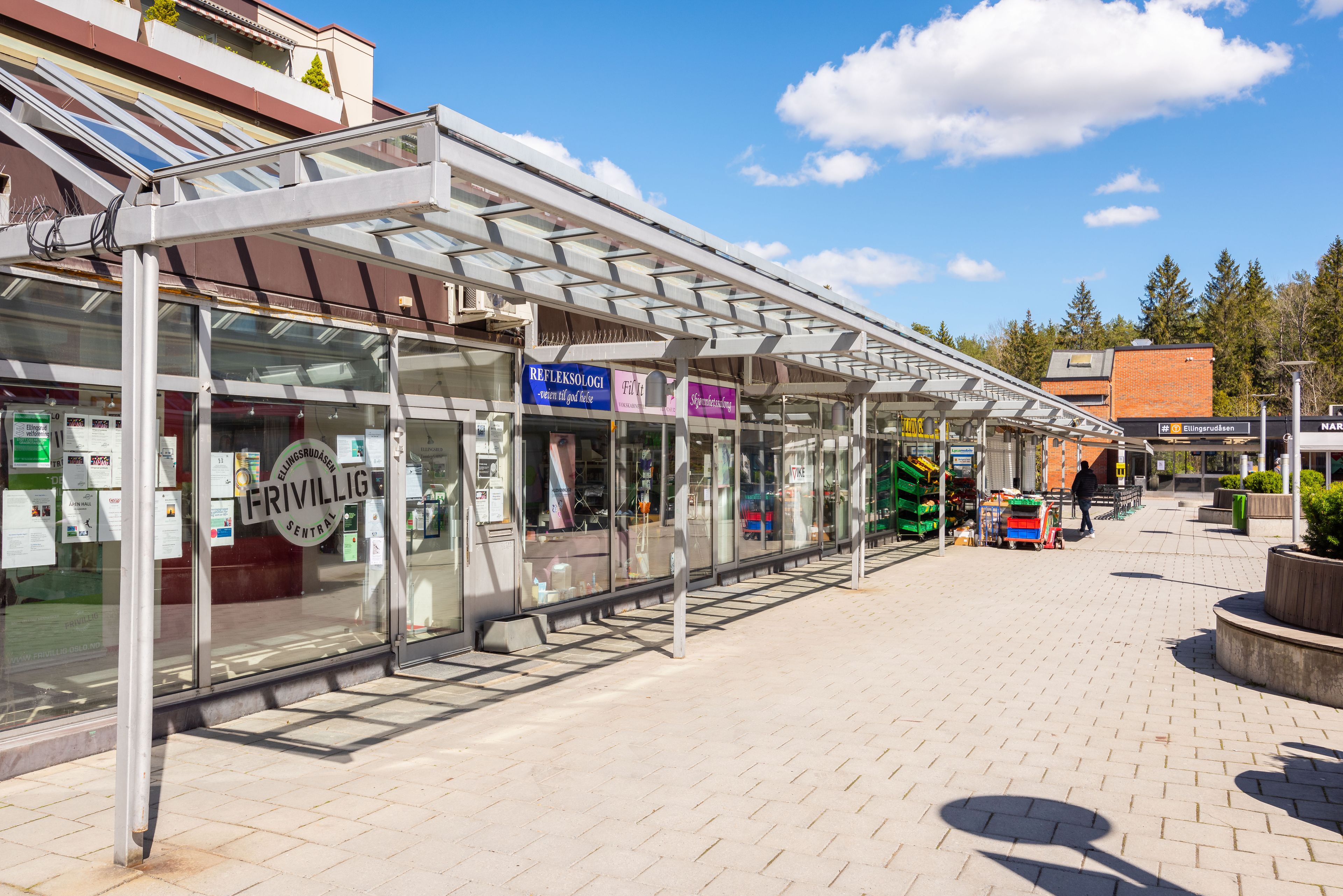 Foto av inngangspartiene til noen av butikklokalene på Ellingsrudåsen Torg.