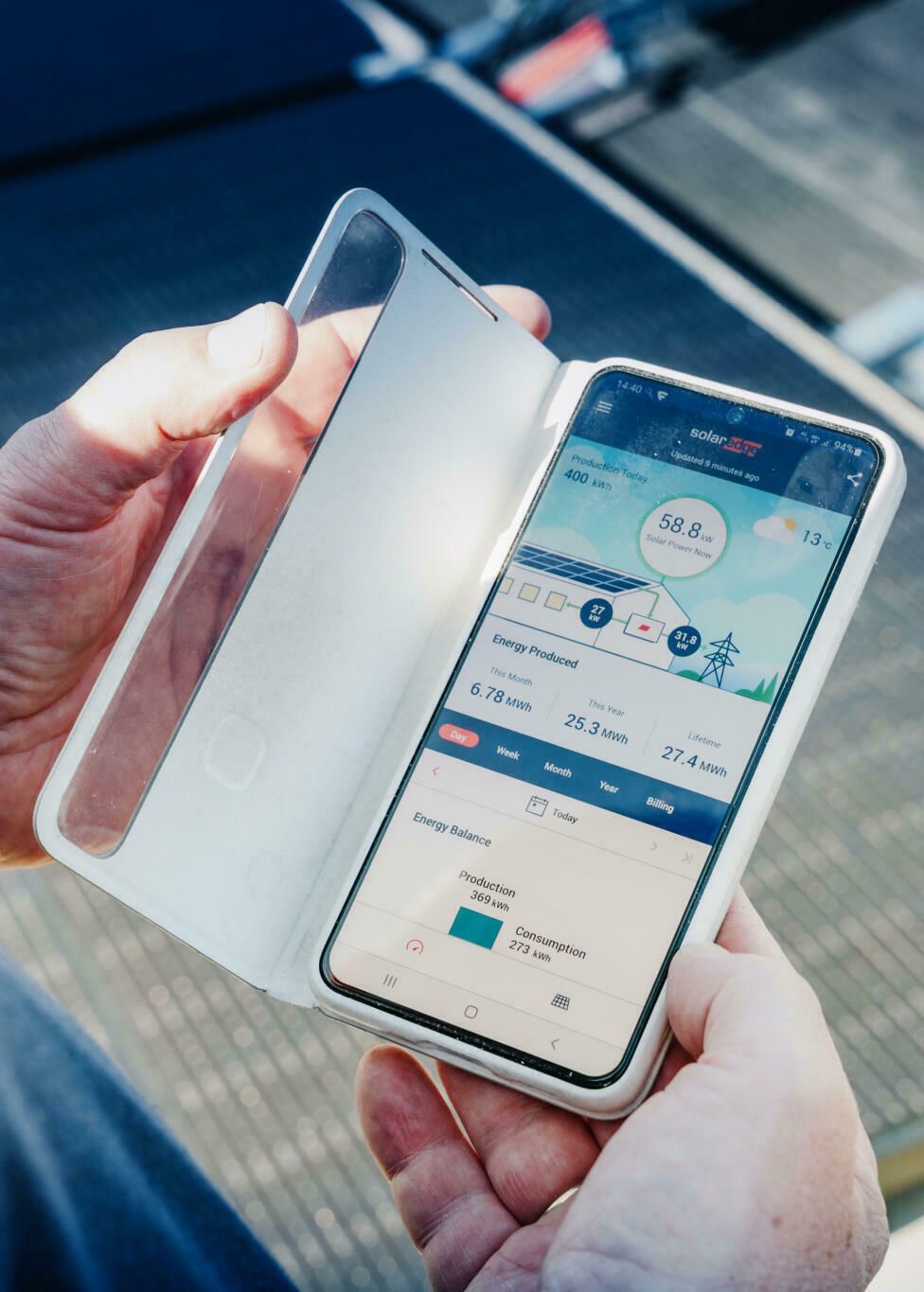 Nærbilde av appen som viser hvor mye energi solcellene henter inn.