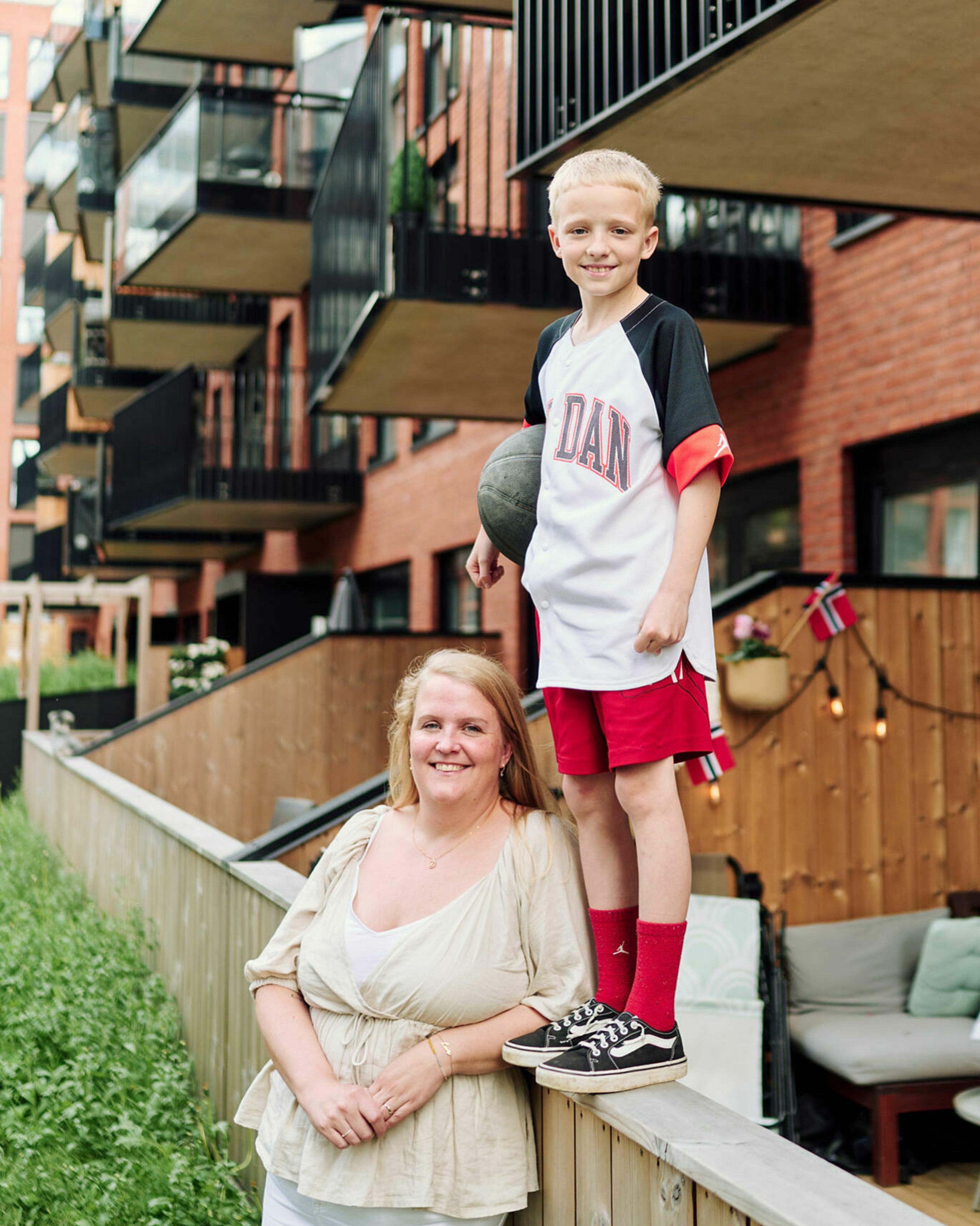 Josefin og Noa ved markterrassen i Løren botaniske