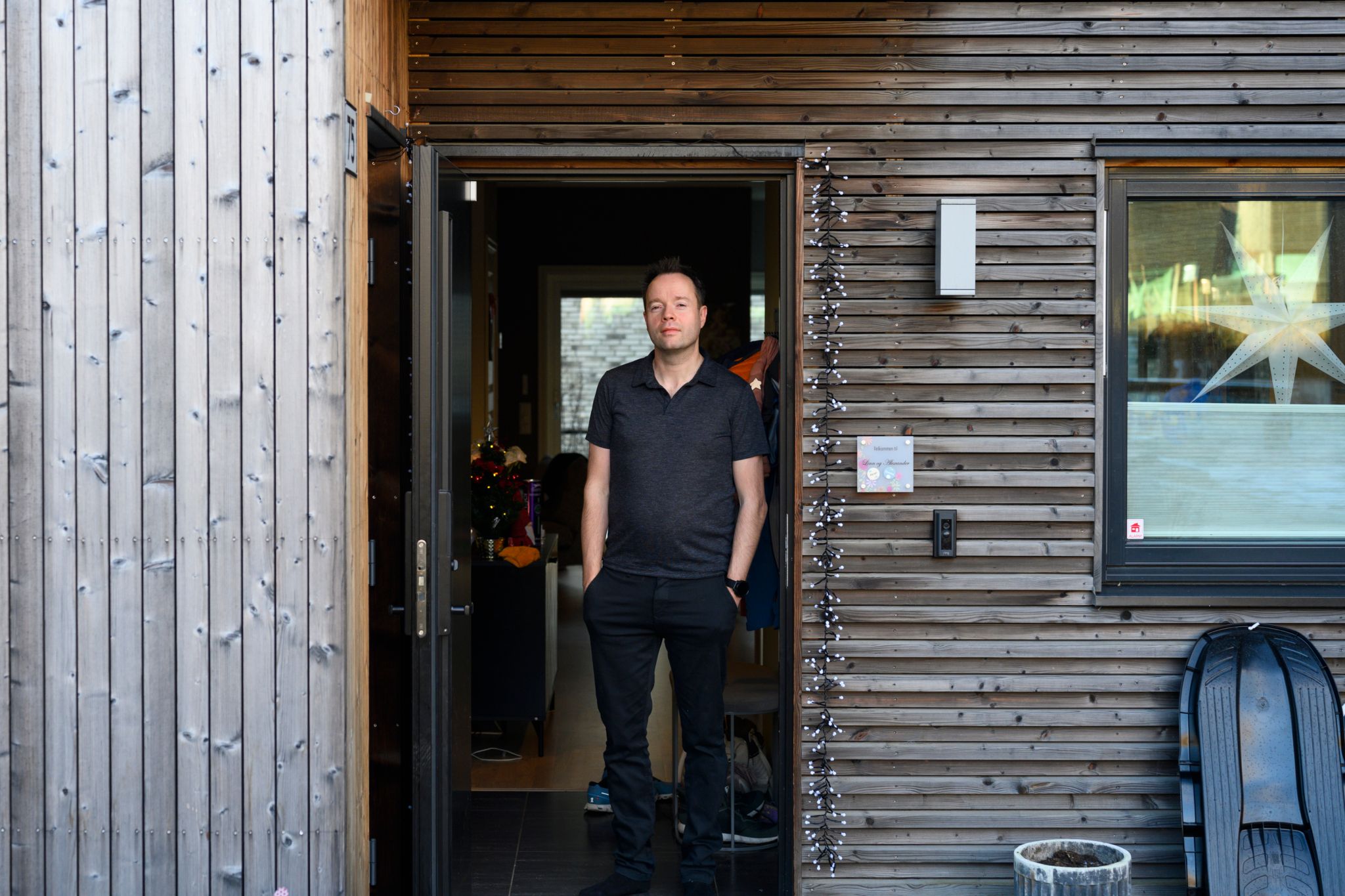 Alexander står i inngangsdøra til boligen sin på Masserud.