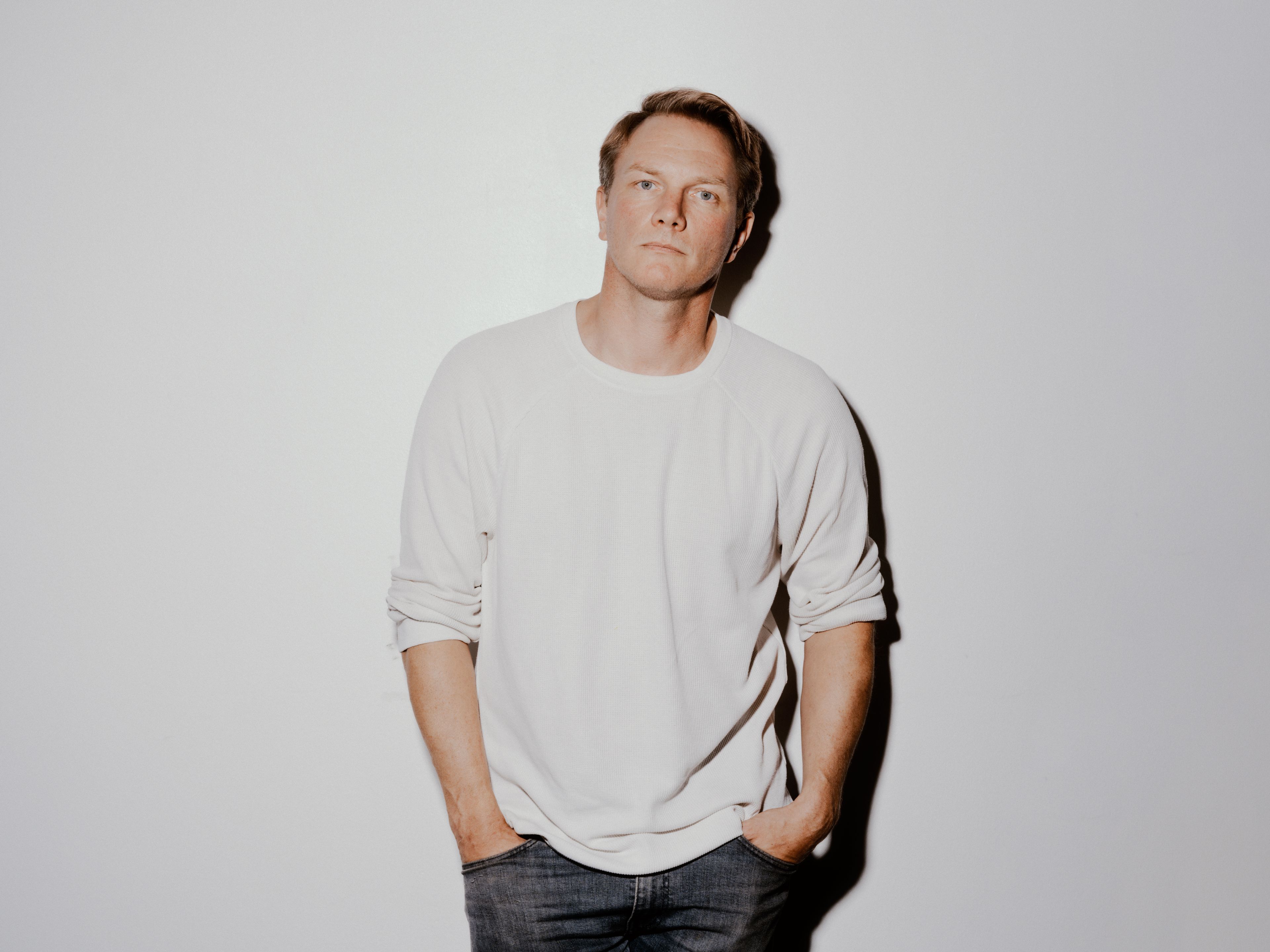 Bilde av Oddgeir Thune med hendene i lommene. 