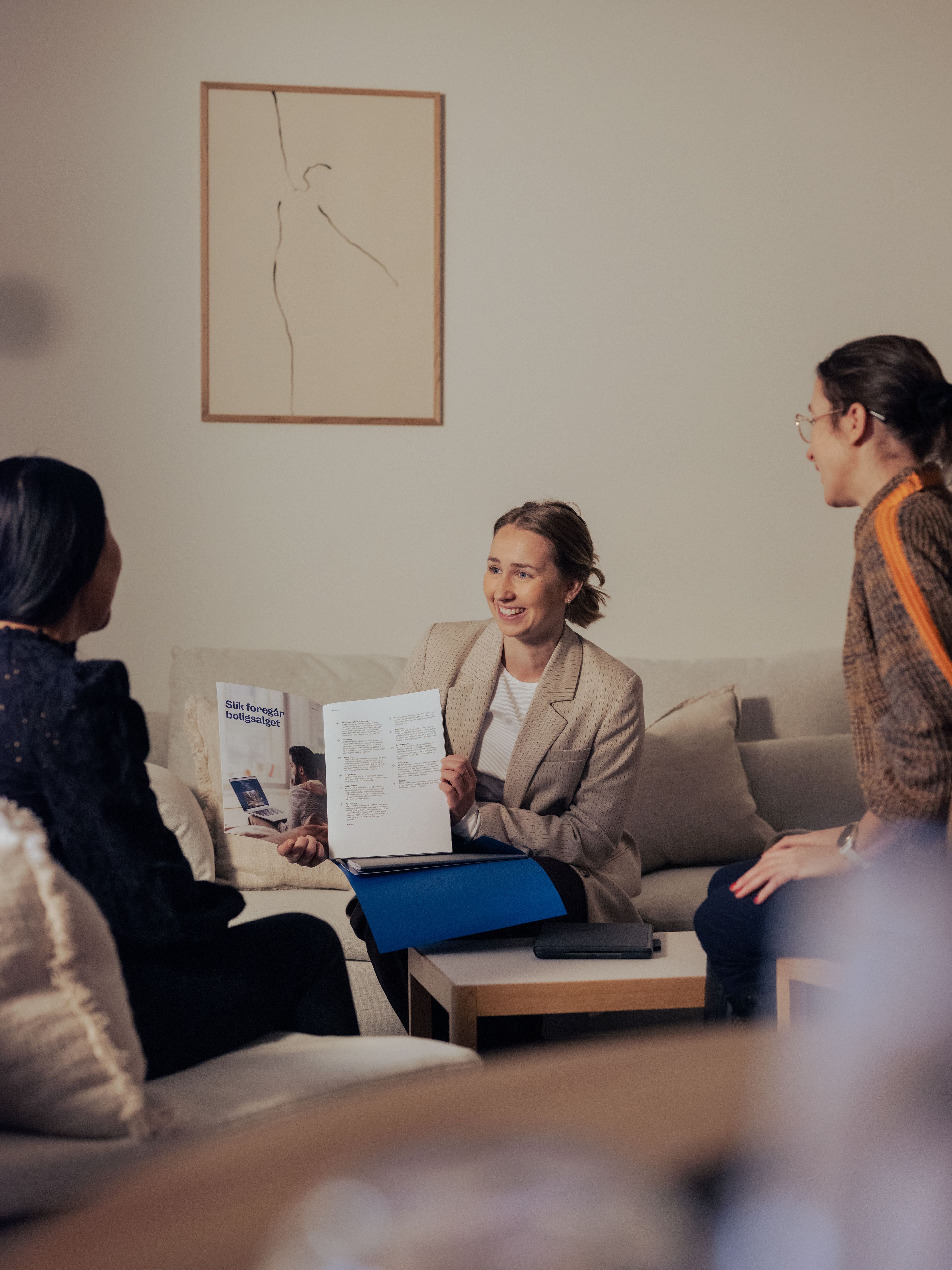 En megler viser frem alle stegene i salgsprosessen til 2 damer.