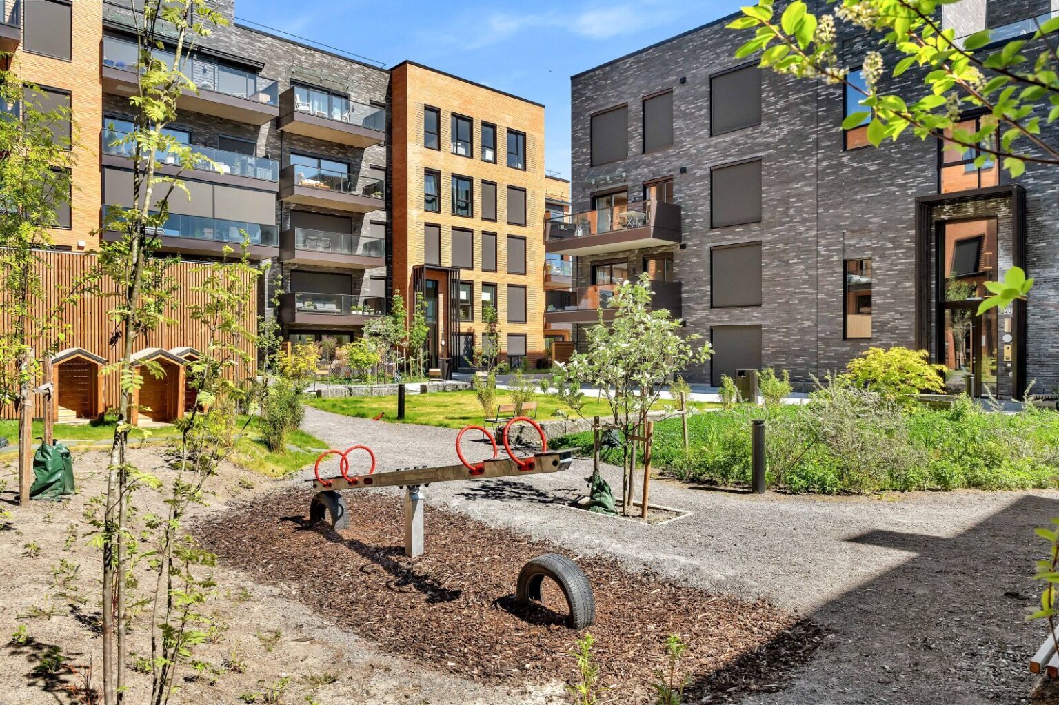 Bilde av fellesarealet ute med en lekeplass på Storøykilen.