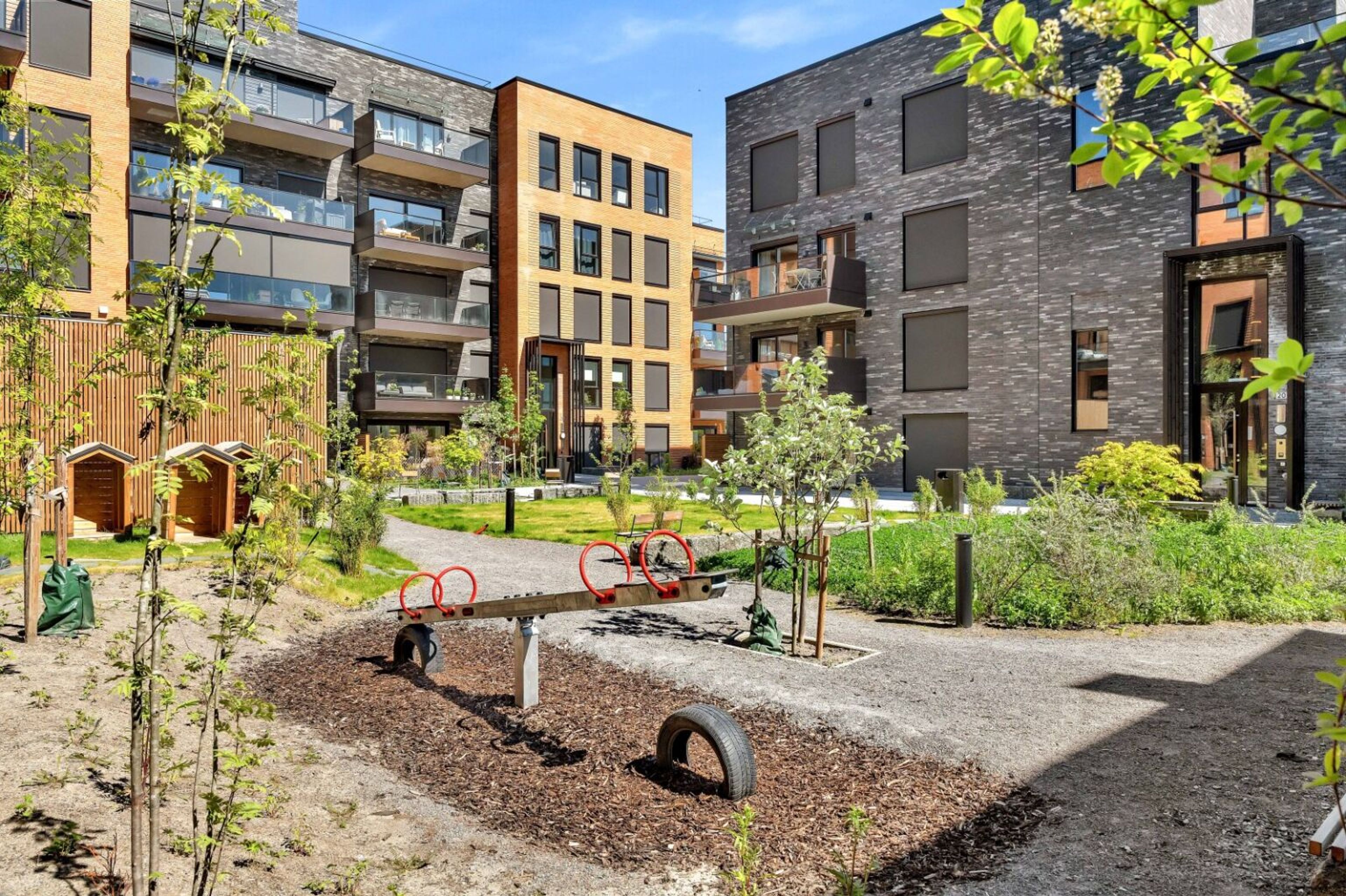 Bilde av fellesarealet ute med en lekeplass på Storøykilen.