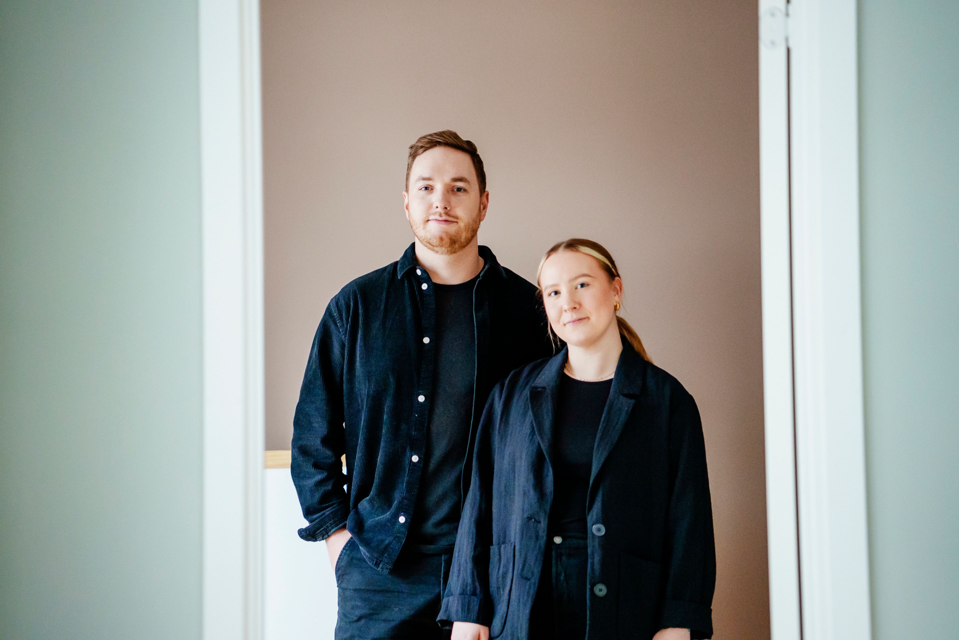 Steffen Johansen og Iselin Ryen står i døråpningen i et mintfarget rom.