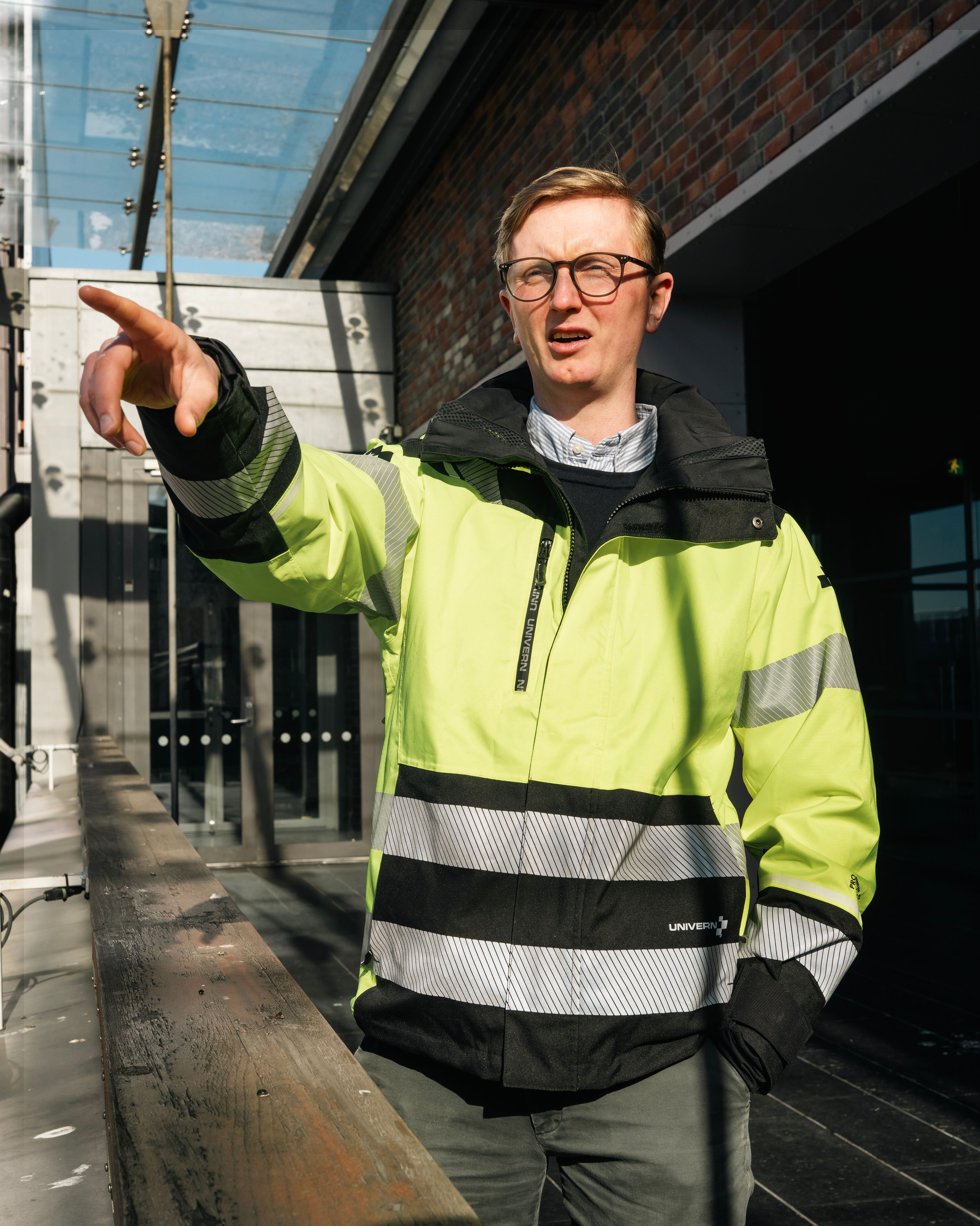 Foto av Peter Pay, prosjektleder for infrastruktur i OBOS, som står og peker.