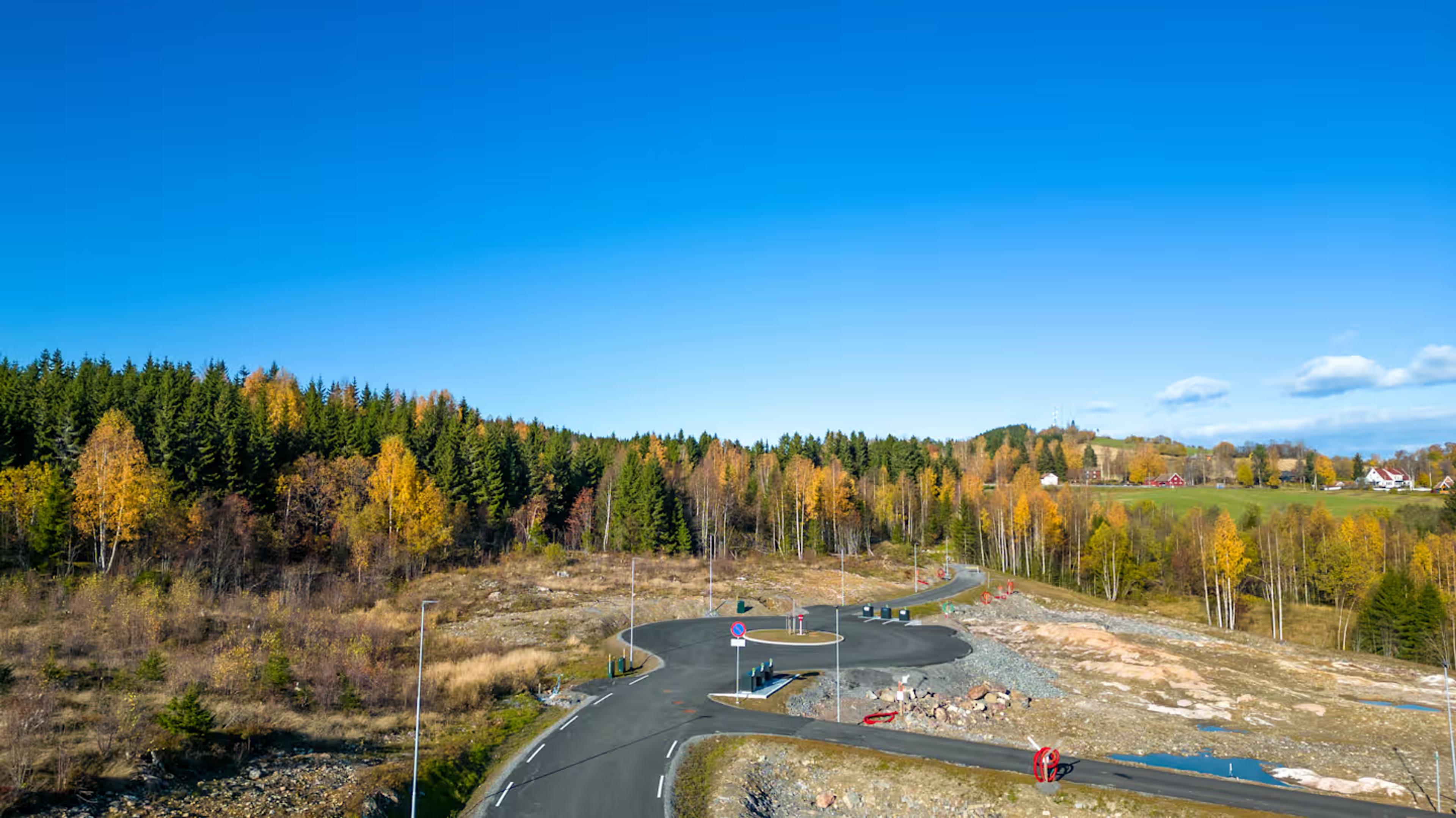 Ferdig opparbeidet kommunal vei, med adkomst til tomtene, Åskollvegen.

