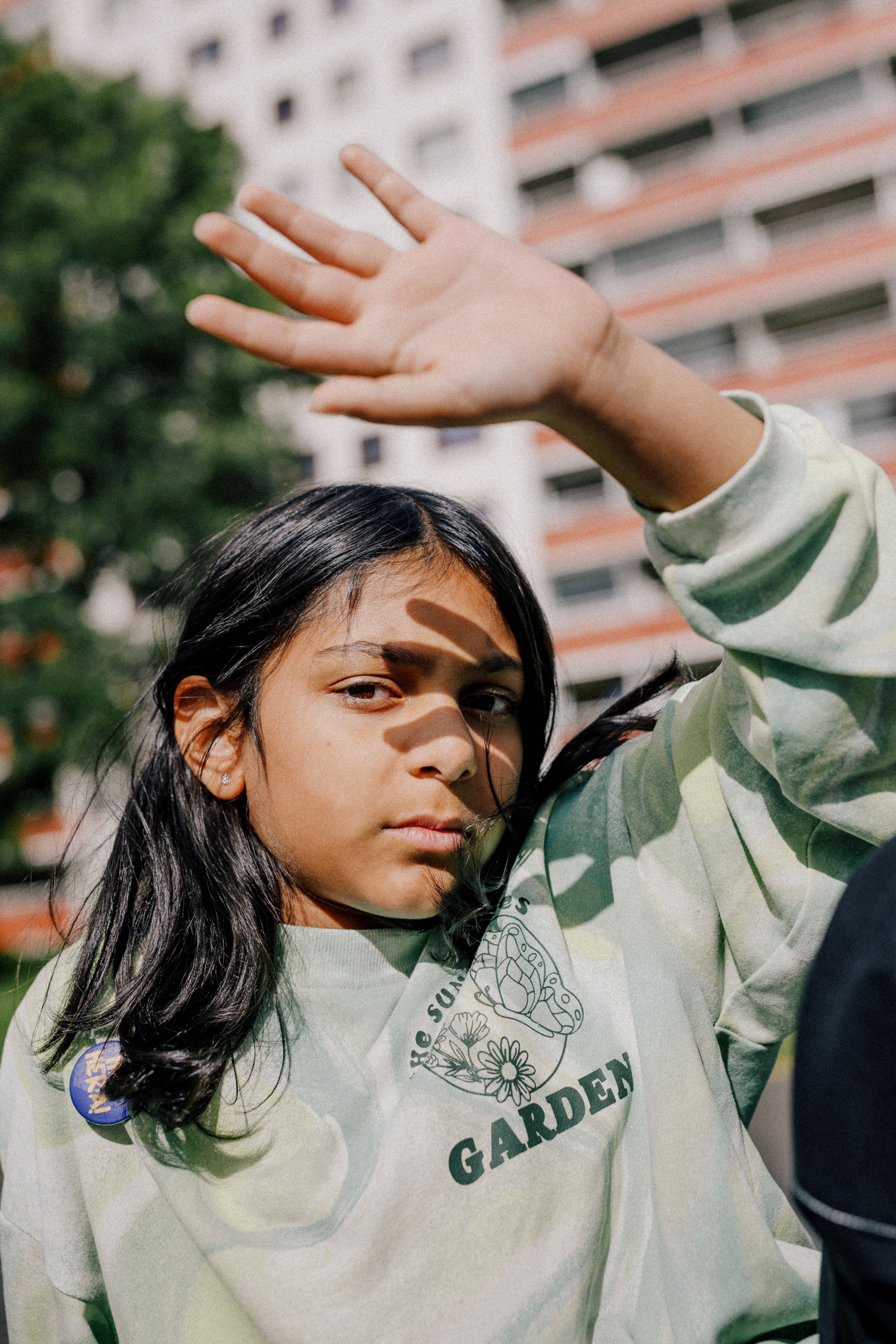 Foto av skuespiller Liza Haider i rollen som Alia i filmen Hør Her'a!