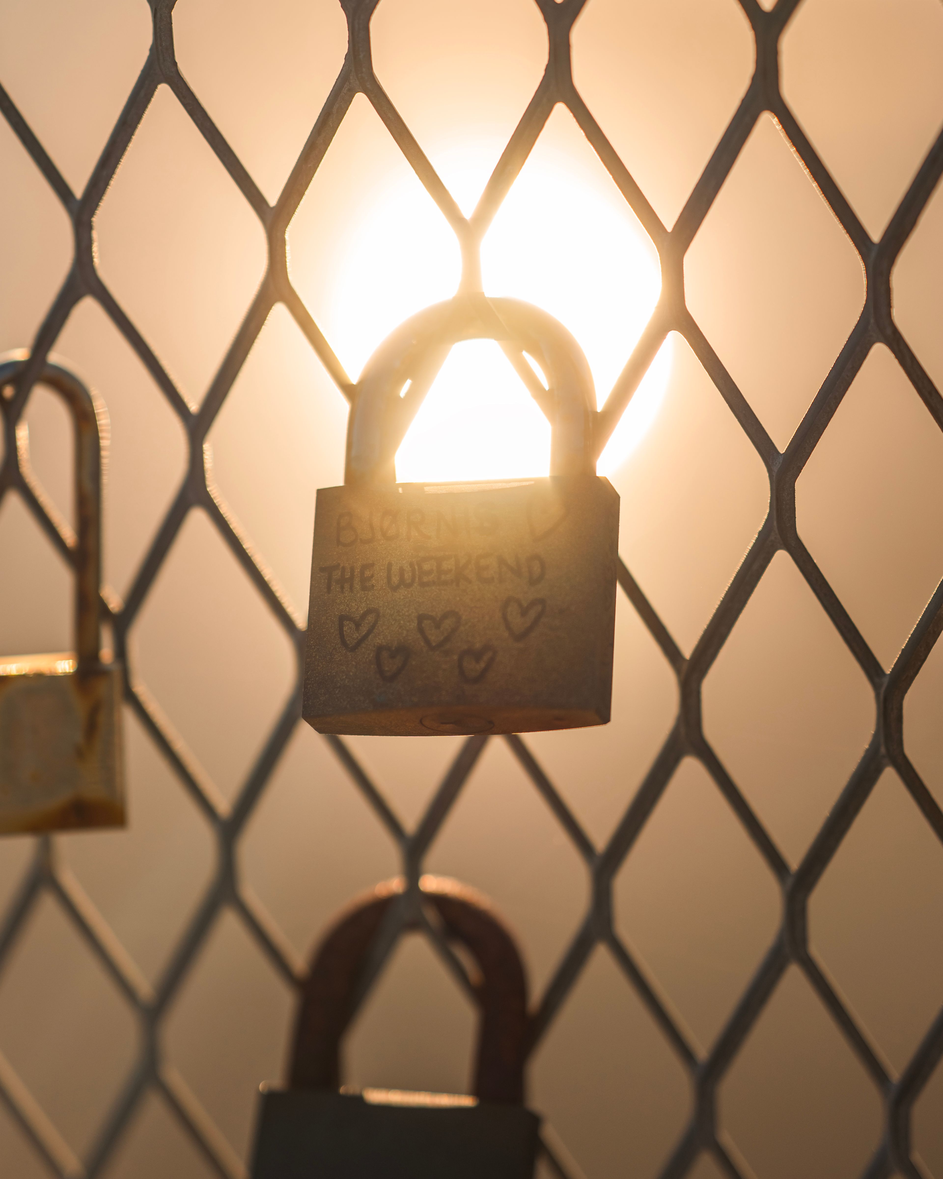 Mange former for kjærlighet er festet til broa over Nitelva. Her er det uklart om Bjørnis er glad i helga eller artisten The Weekend, men følelsen later uansett til å være sterk.