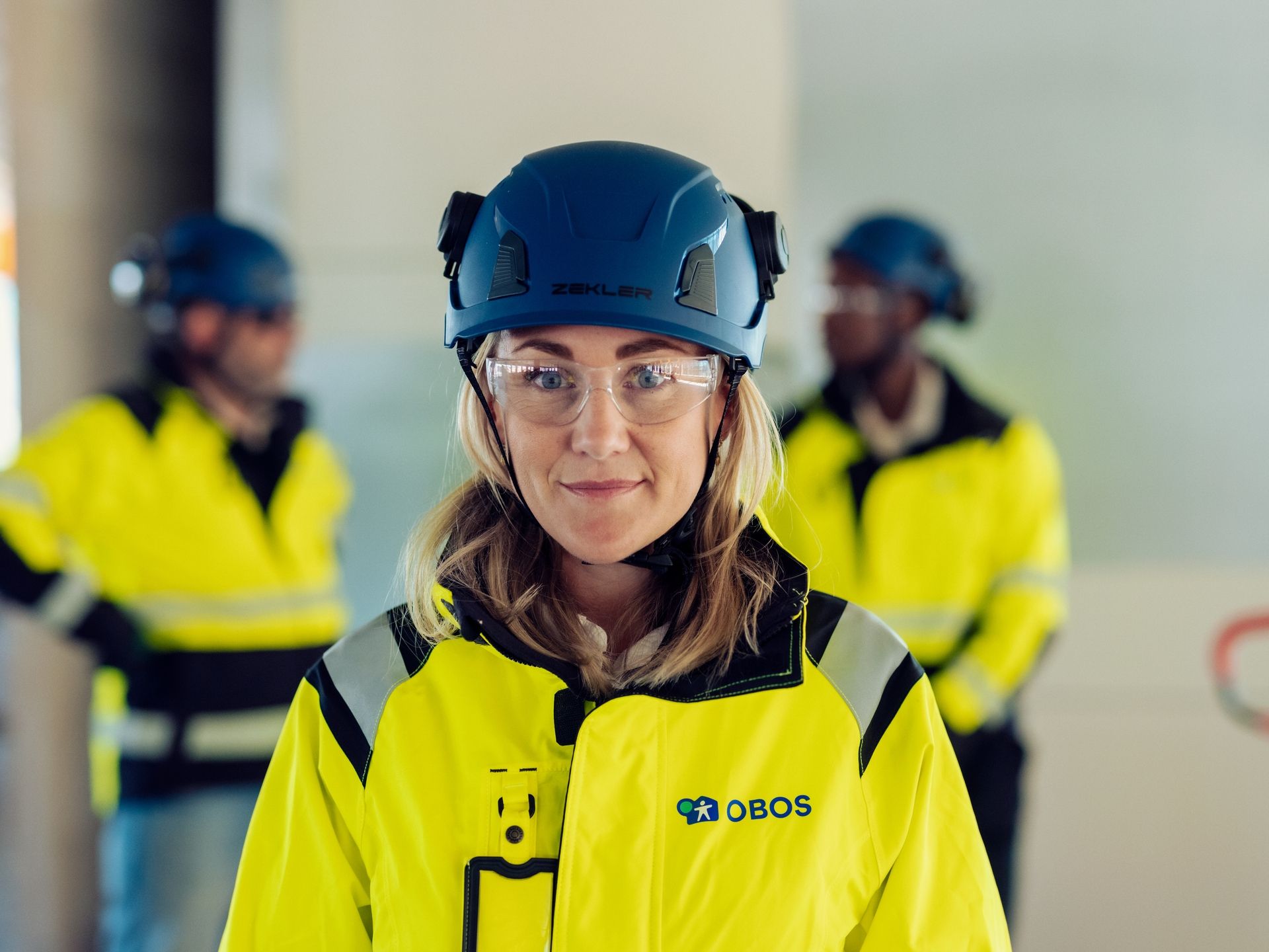 Kvinne i arbeidsklær på en byggeplass
