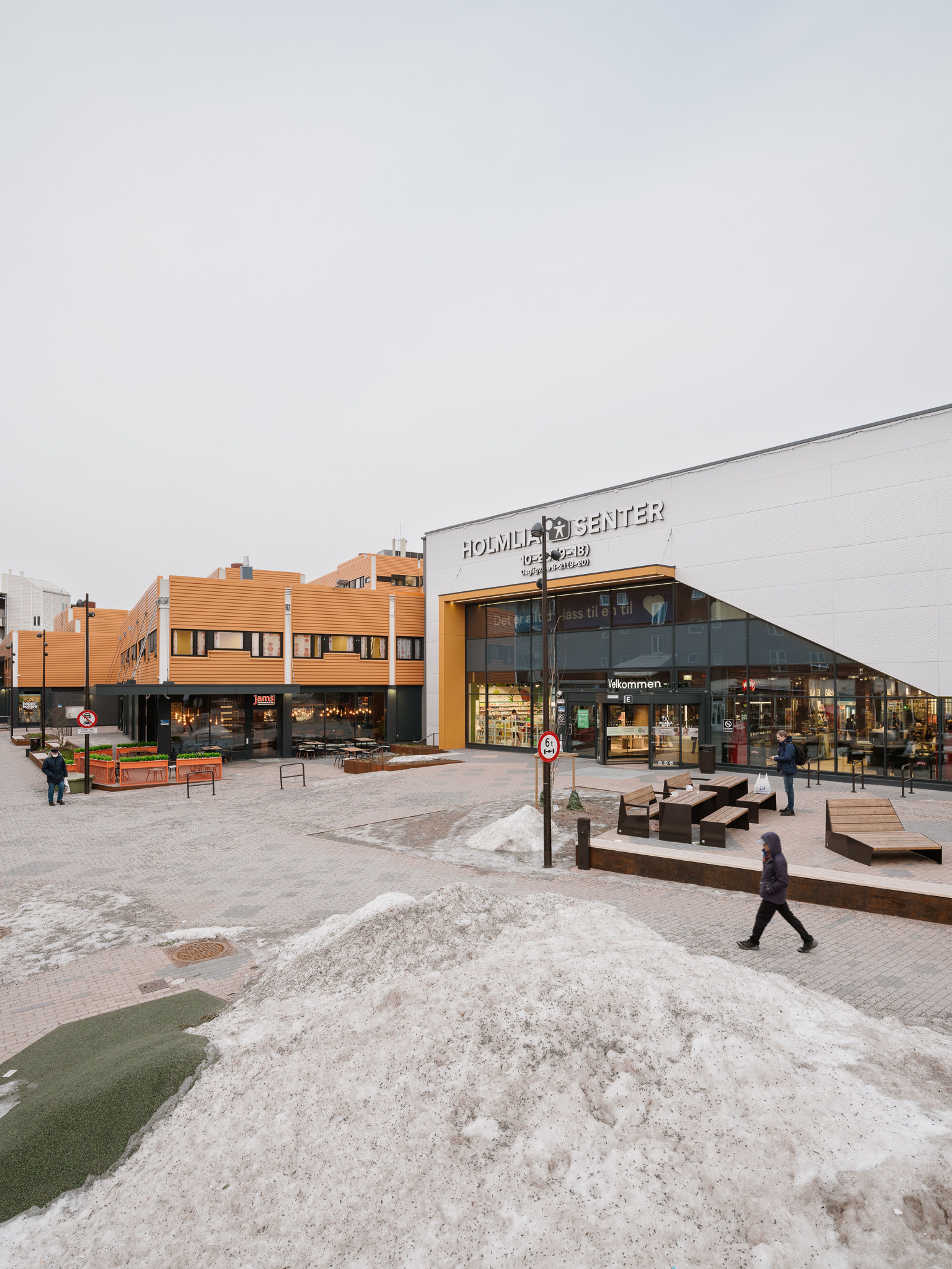 Bilde av ny og gammel fasade på Holmlia Senter.