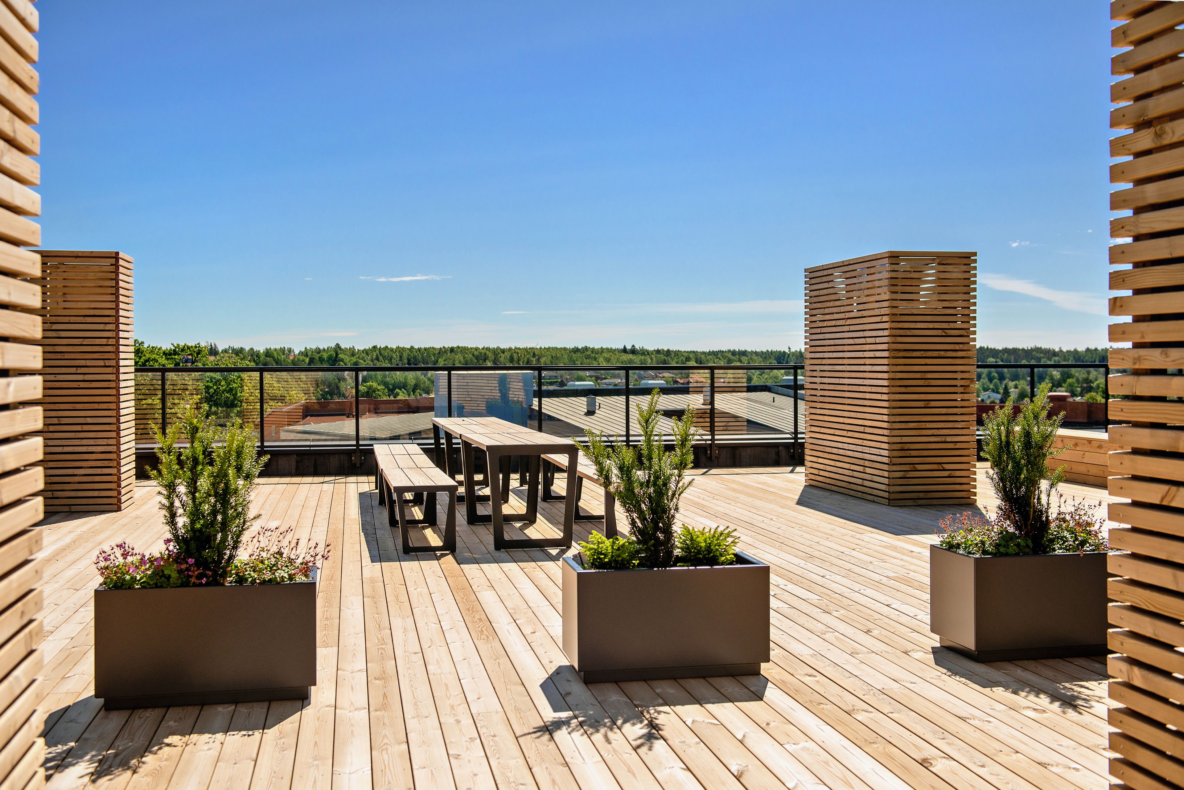 Takterrasse på Brekketunet med benker og sittegrupper på sommeren.