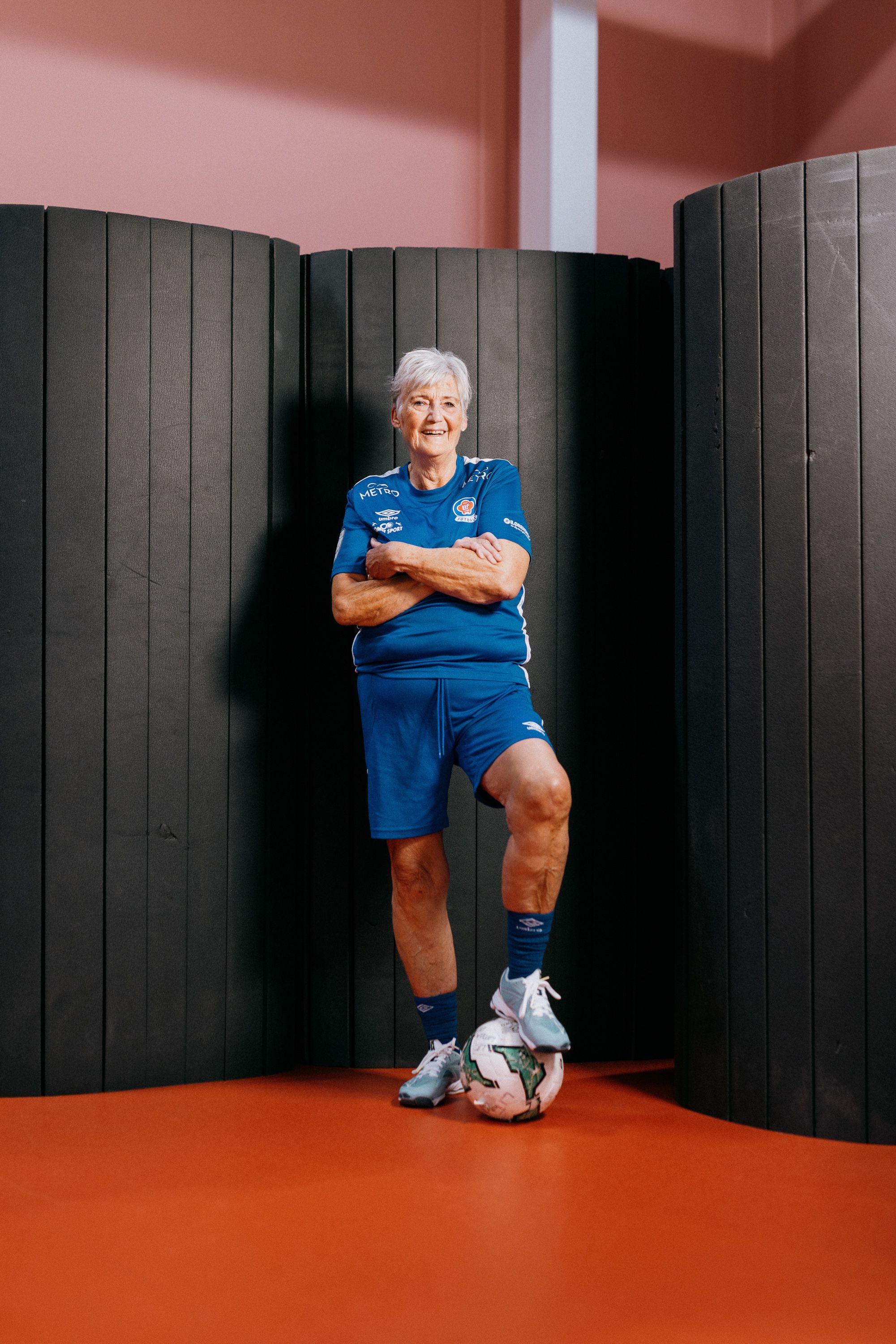 Bilde av Sissel Schanche med armene i kors og en fotball.