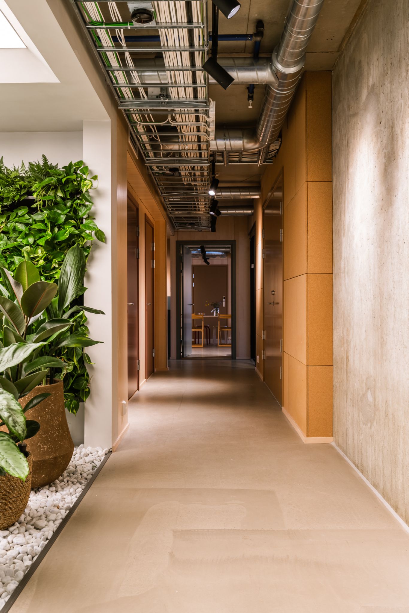 Bilde av opplyst gang med grønne potteplanter i OBOS Living Lab