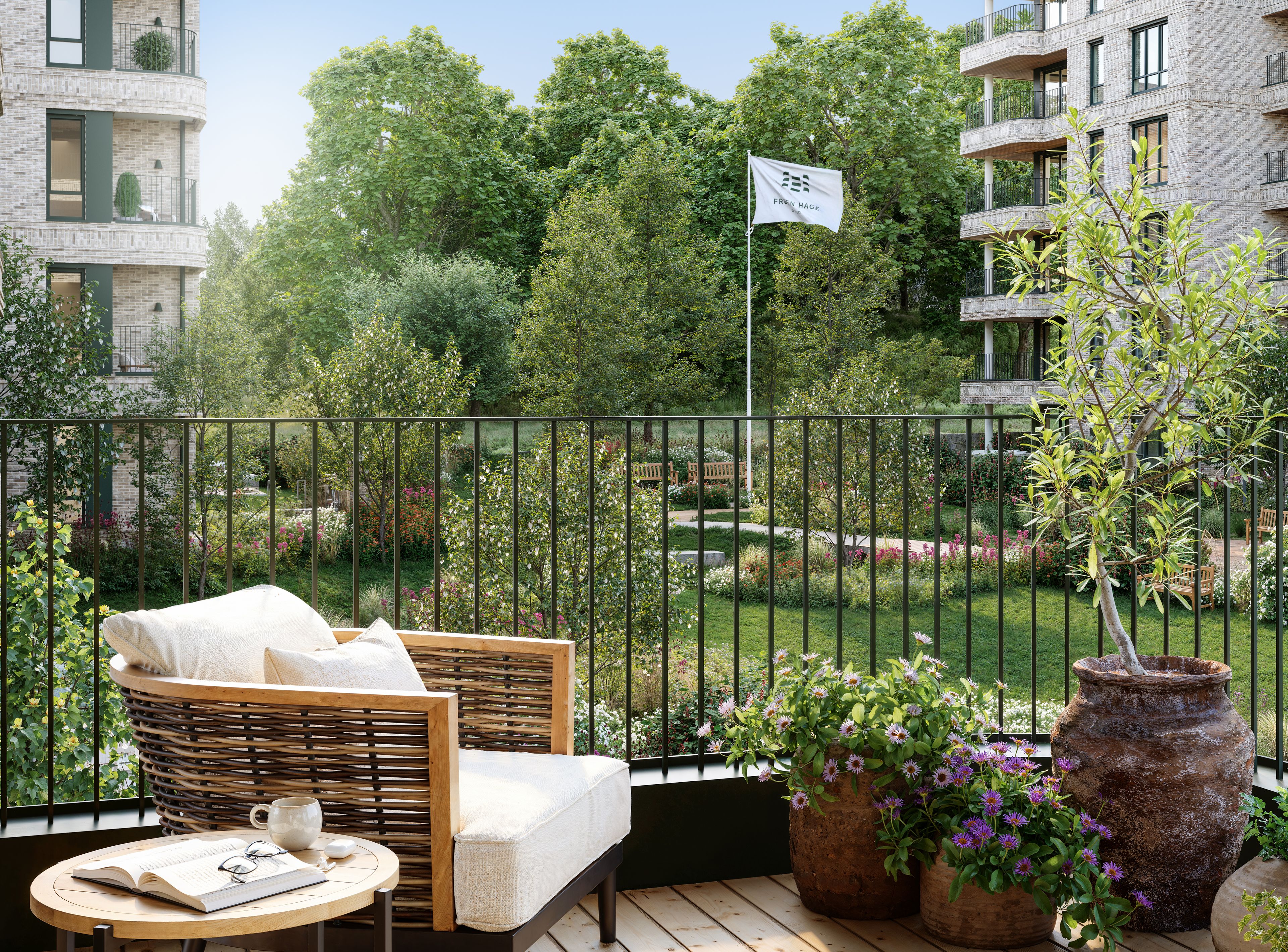 Stolog blomster på en uteplass med hage i bakgrunnen