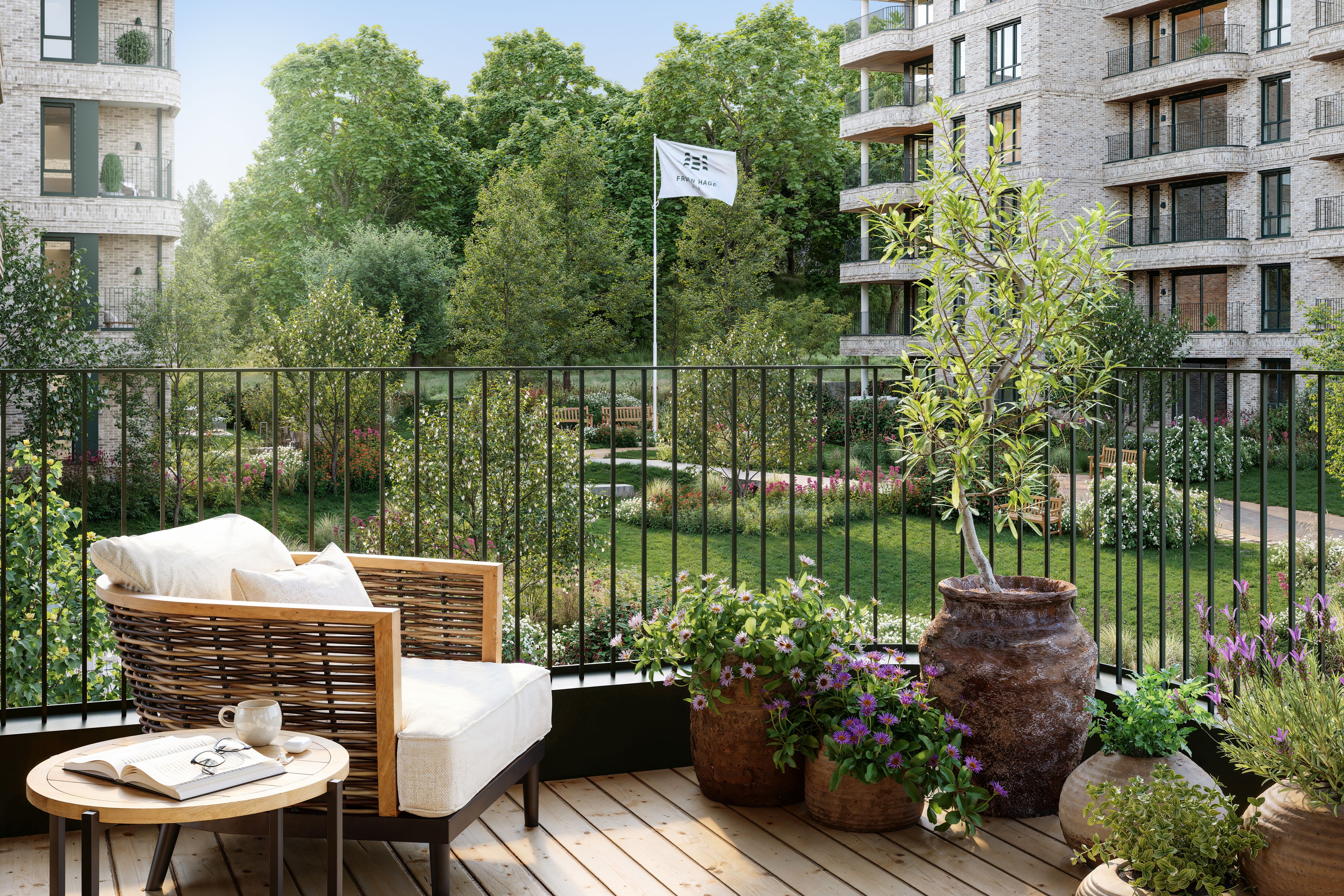 Stolog blomster på en uteplass med hage i bakgrunnen