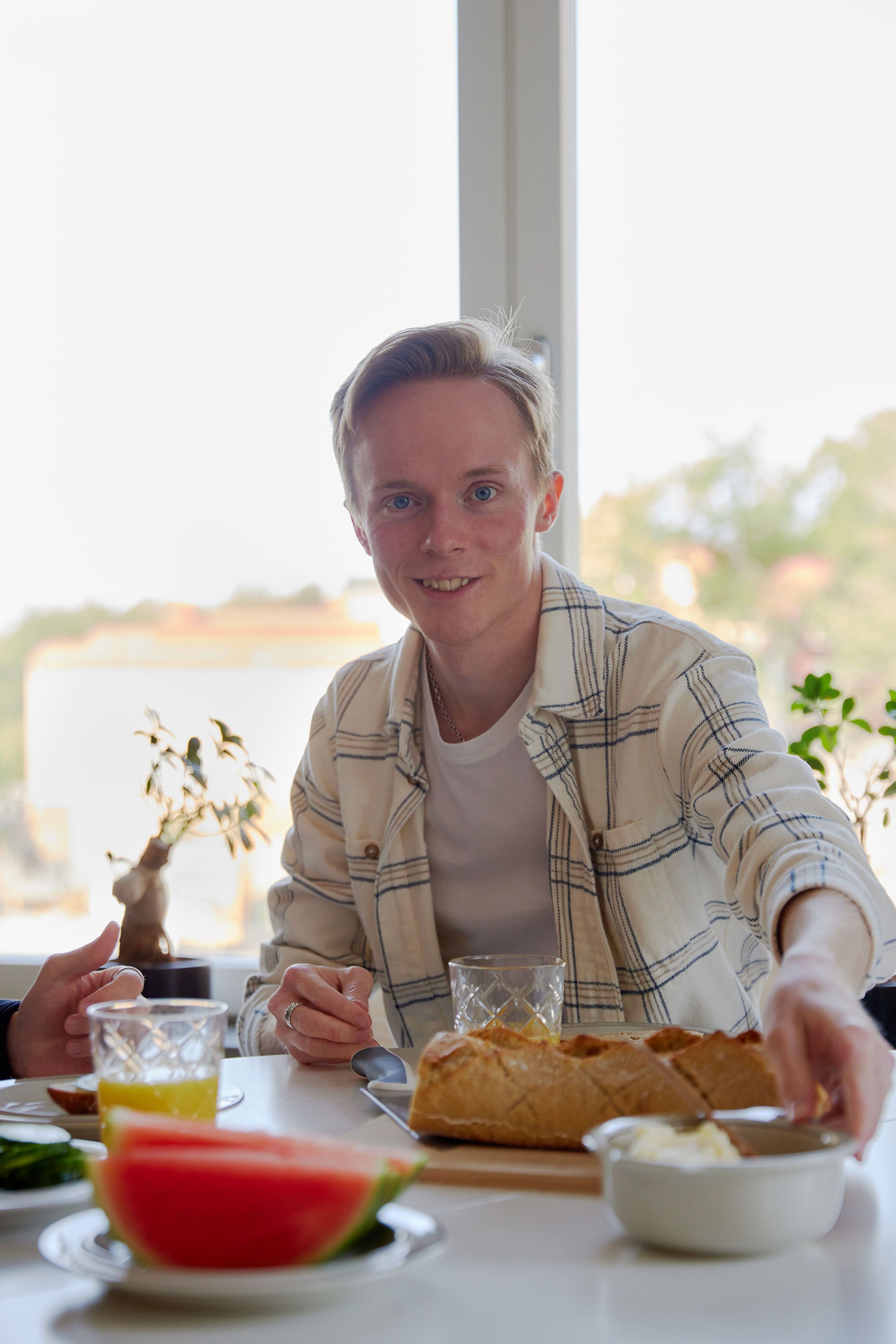 Vilmer äter frukost vid köksbordet