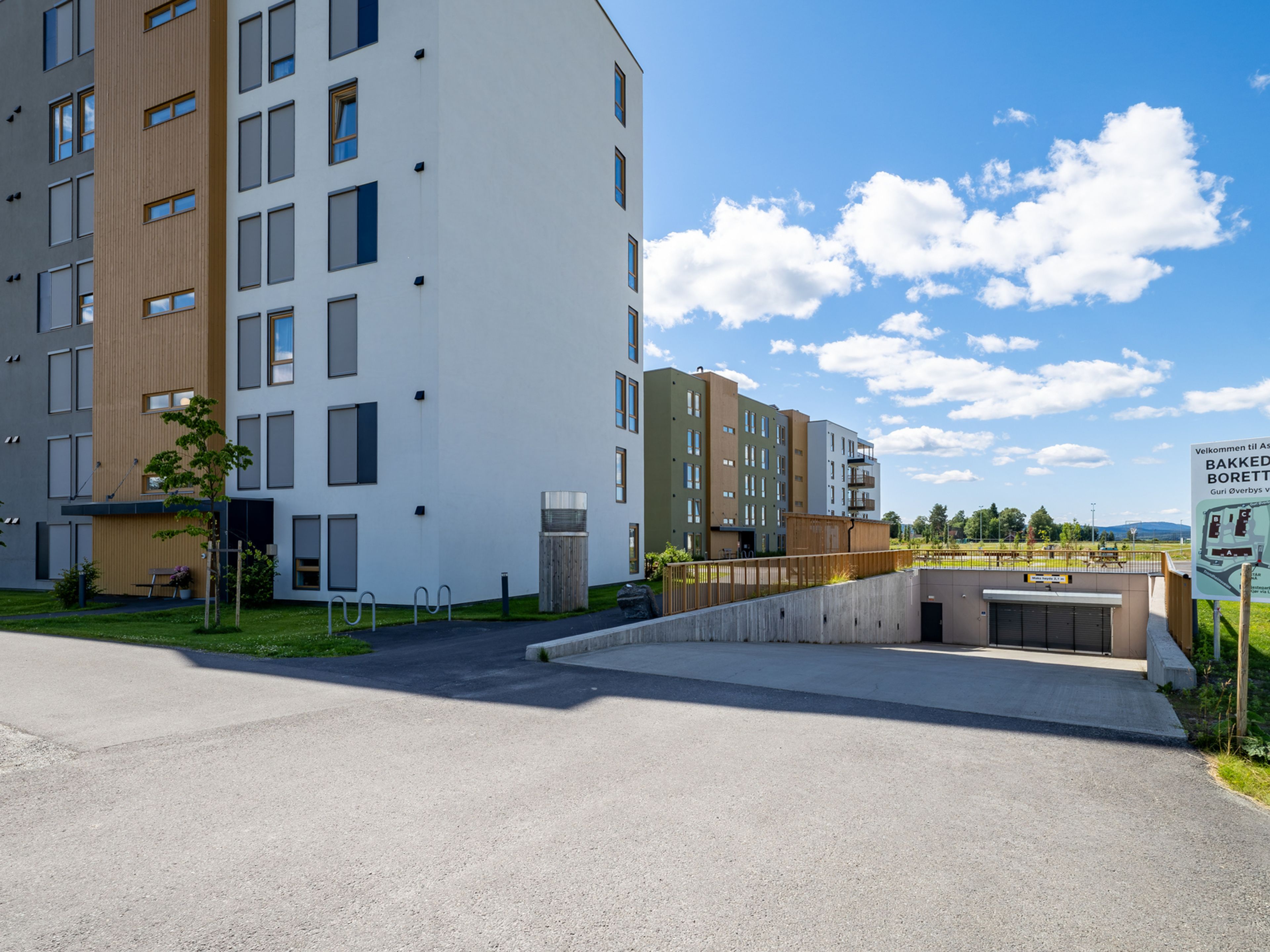 Bilde av nedkjørsel til parkeringskjeller i Asper Hageby.