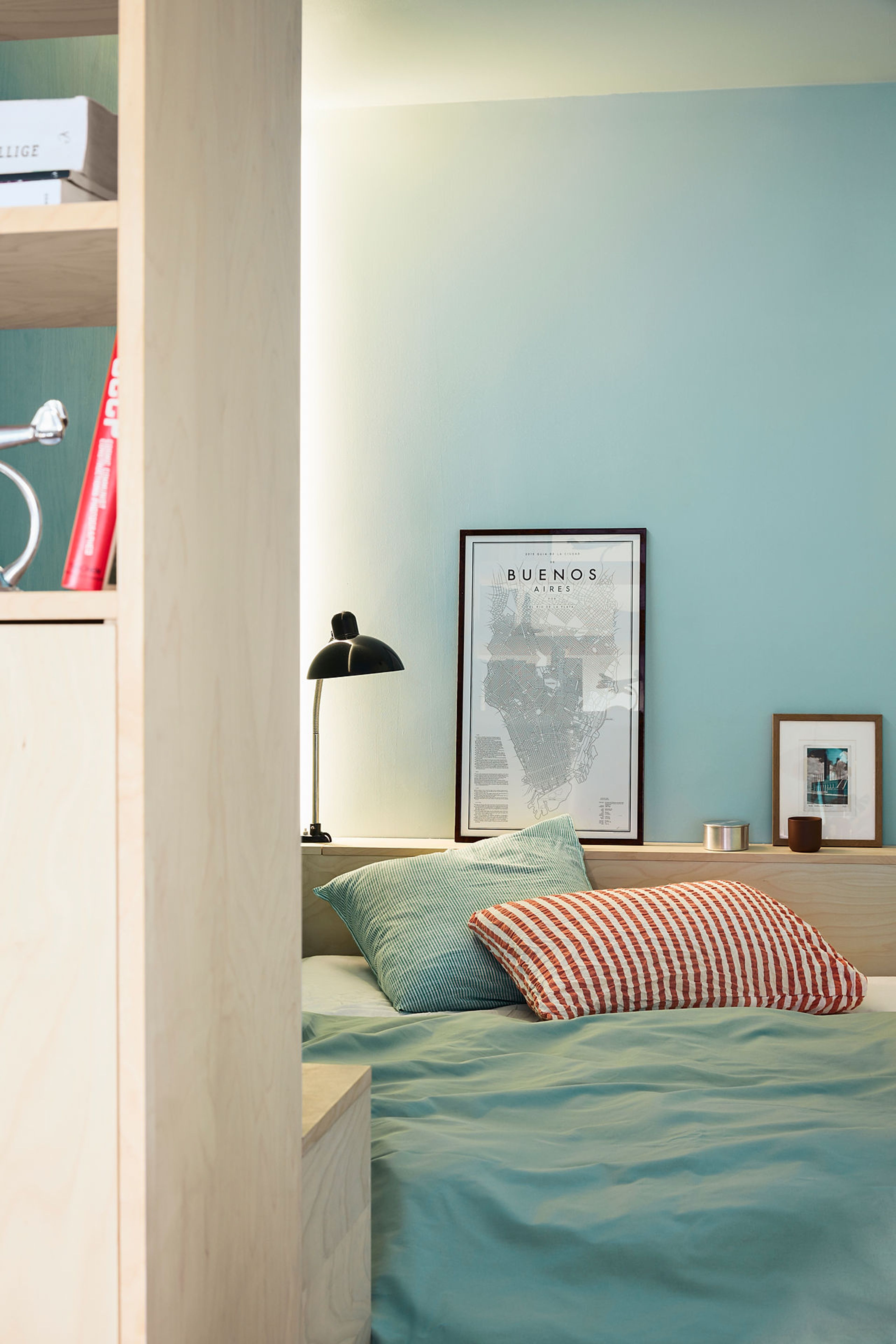 Soverommet har blå vegg og blått sengetøy.