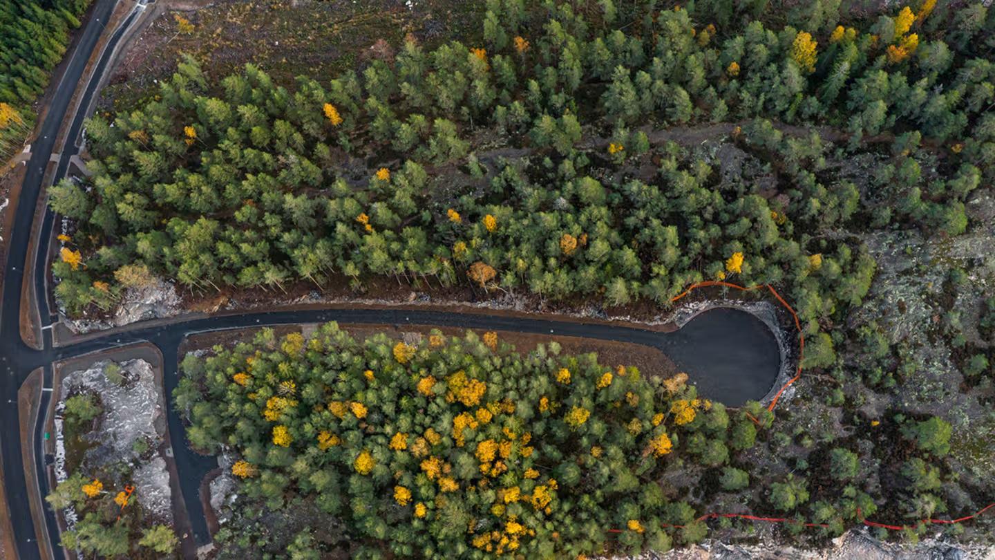 Dronefoto av tomtene.