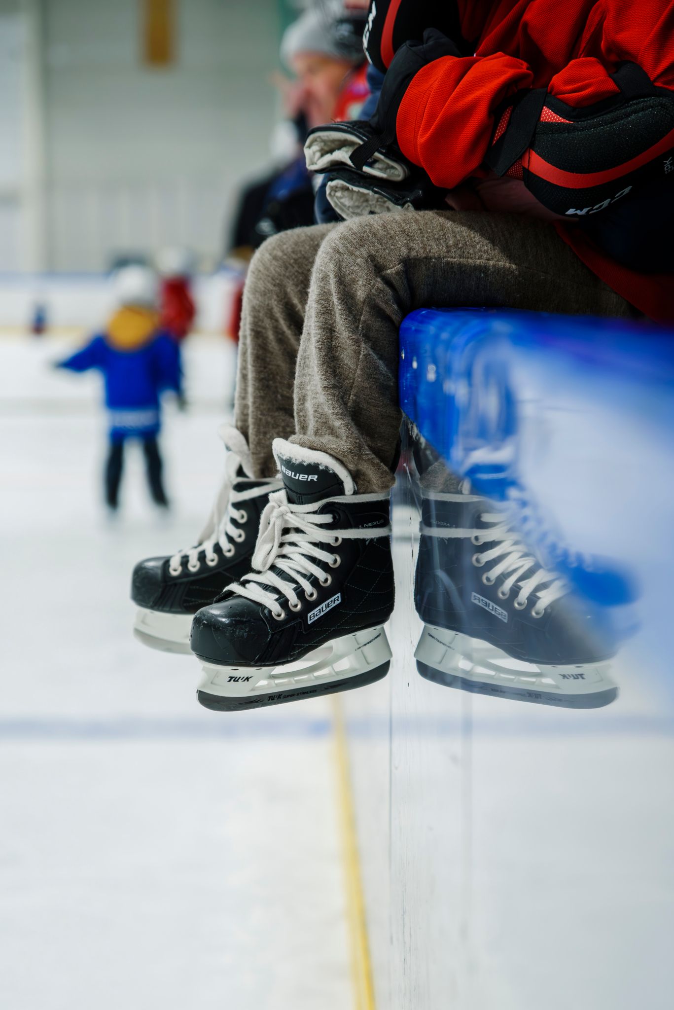 Foto av to barneføtter med skøyter på.