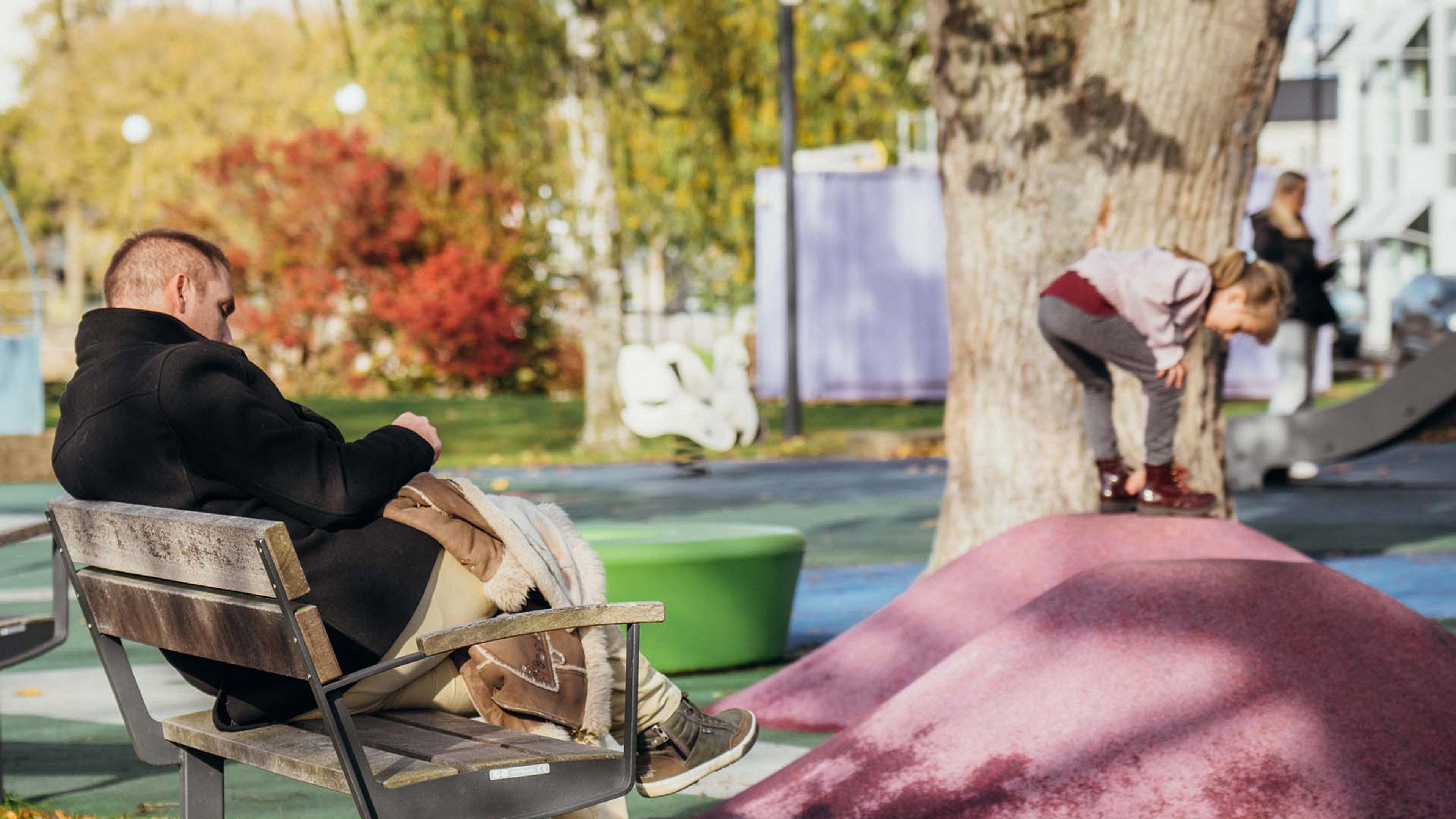 Pappa med barn i lekpark