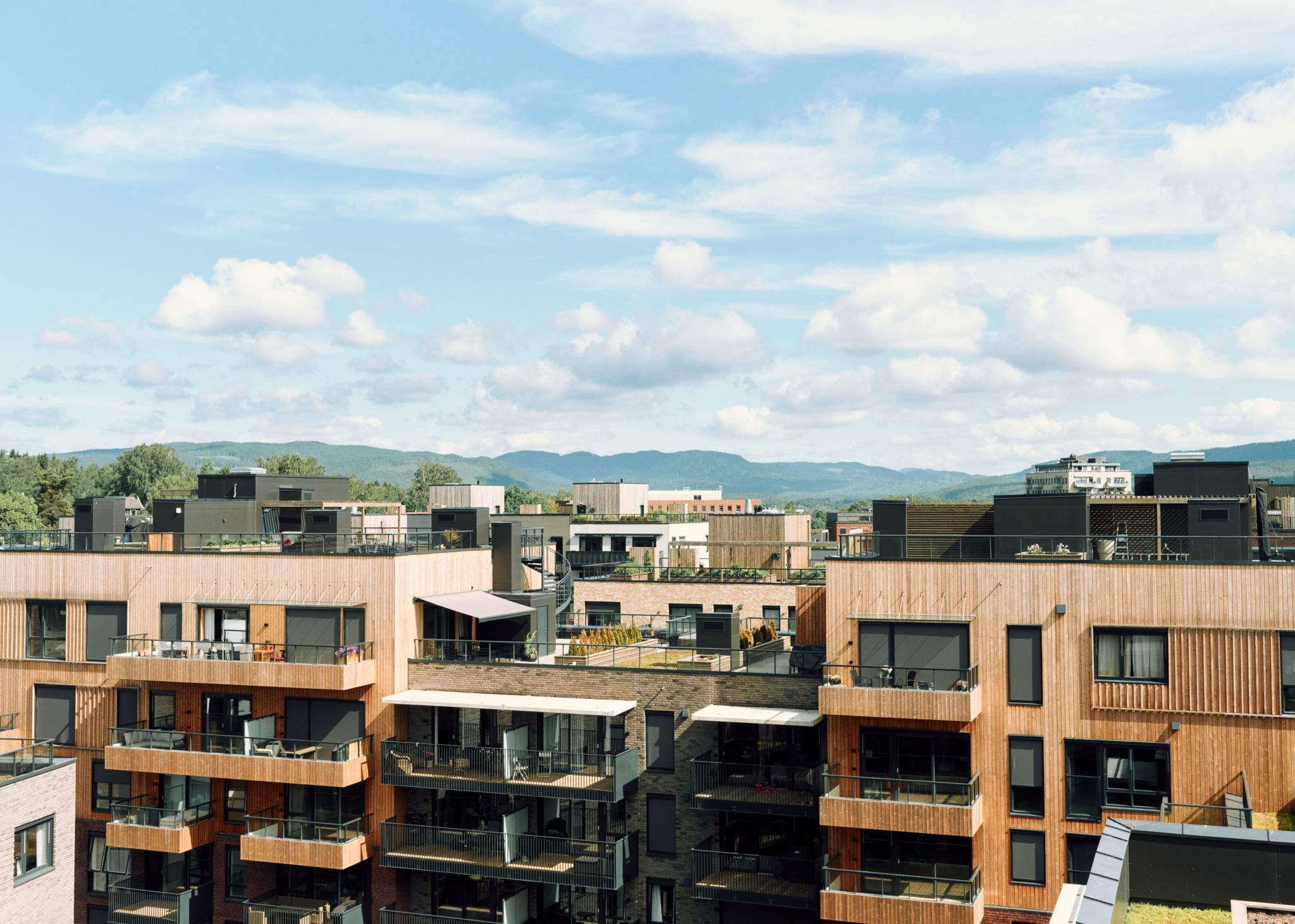 Fasadene til Frysjaparken på dagtid med marka i bakgrunnen.