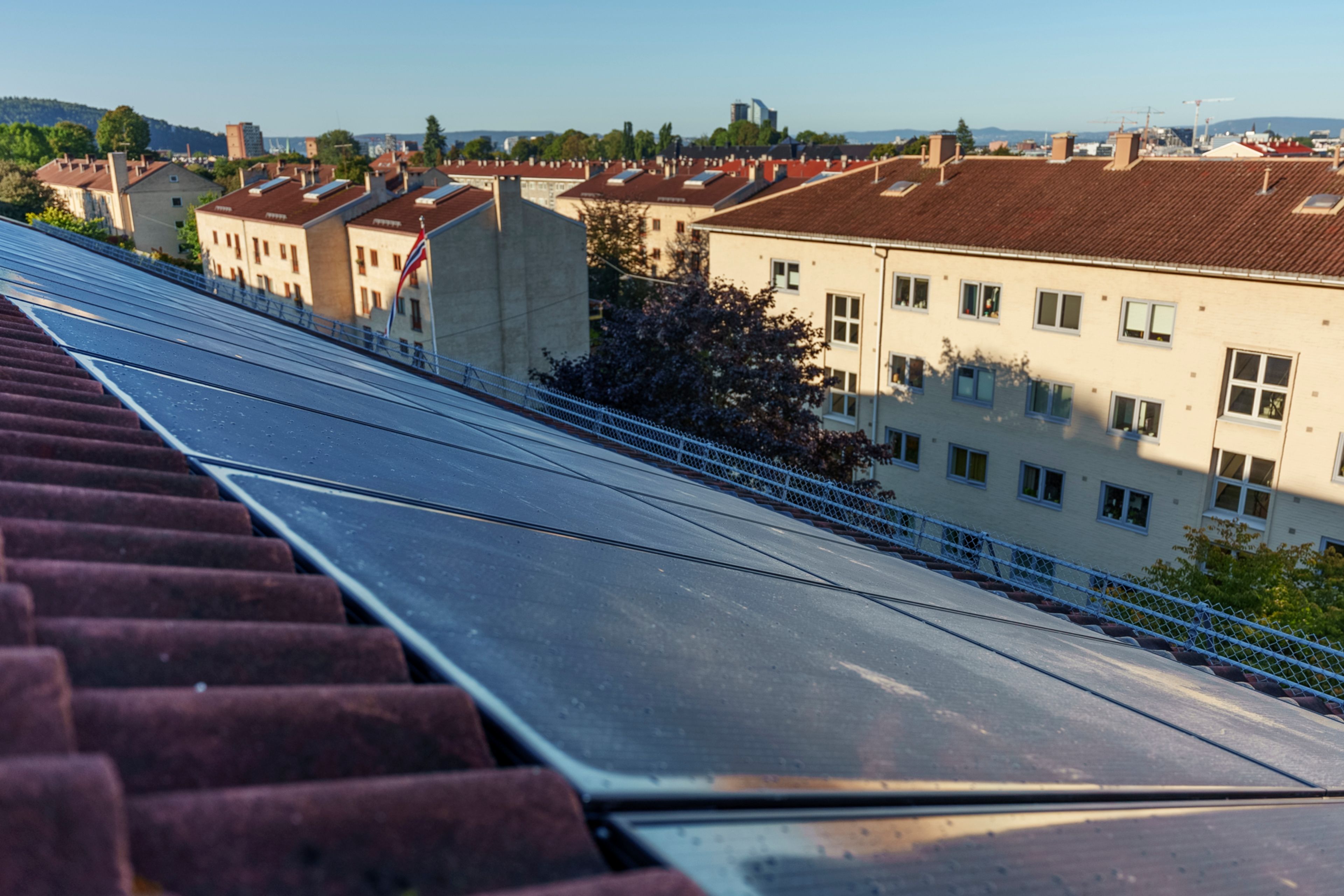 Solceller på taket på en av blokkene i borettslaget i Helgesens gate.