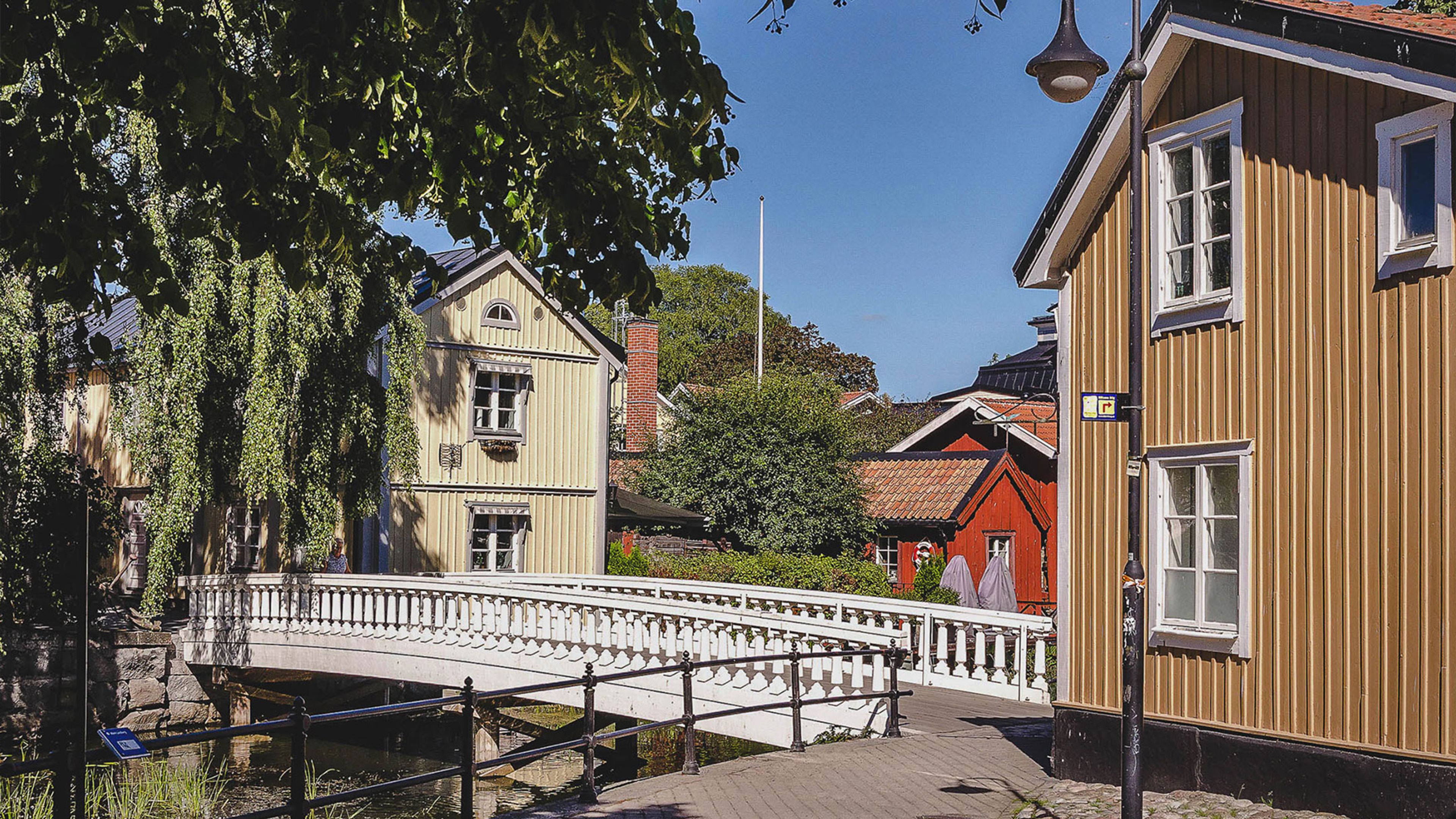 Norrtäljes arkitektur med gammal bebyggelse och fina broar.