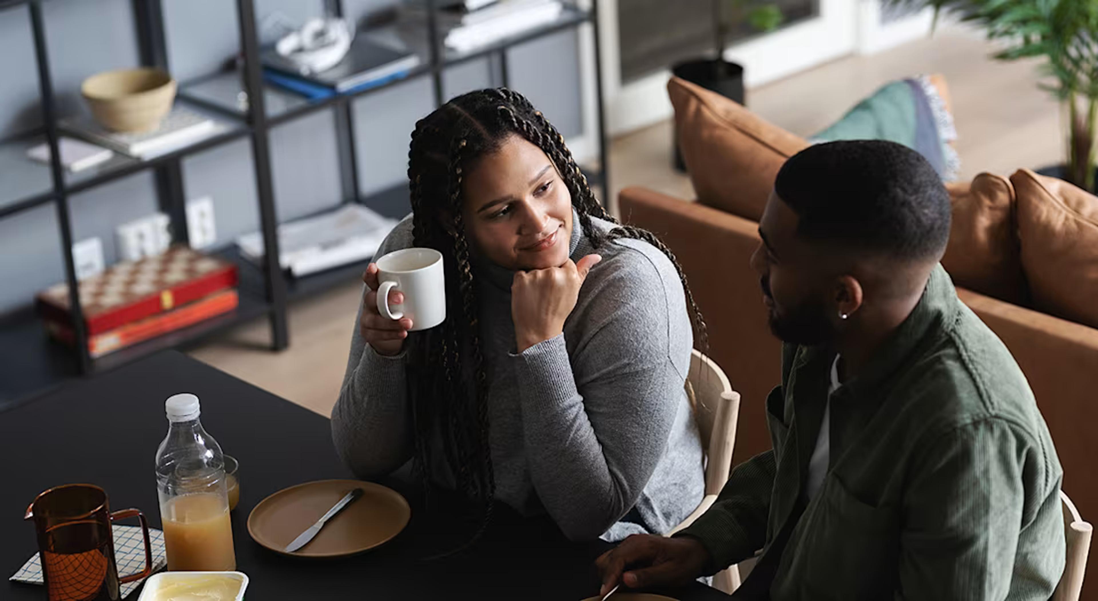 Kvinne og mann som sitter ved frokostbordet