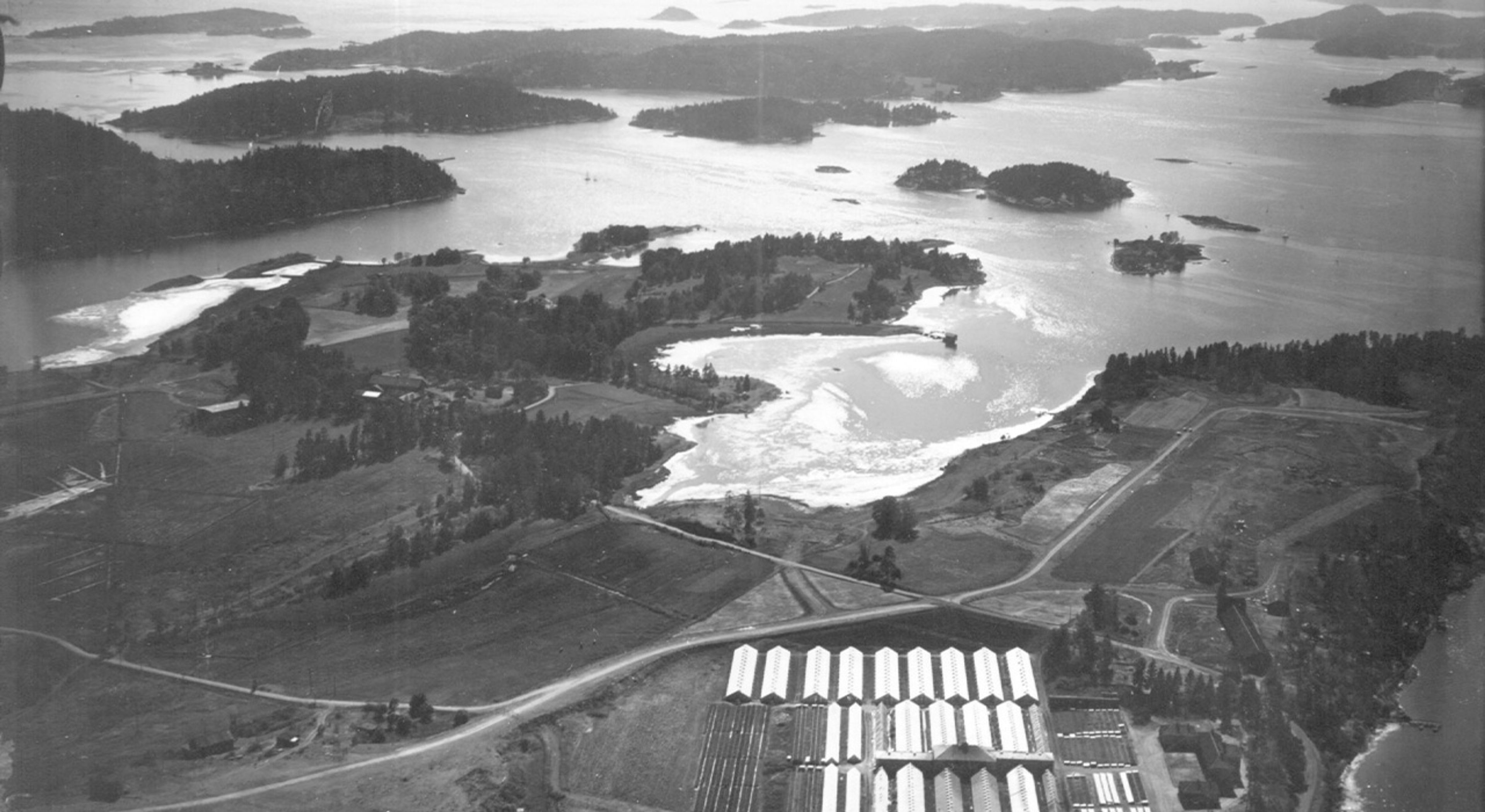 Svart-hvitt oversiktsbilde over Oksenøya bruk