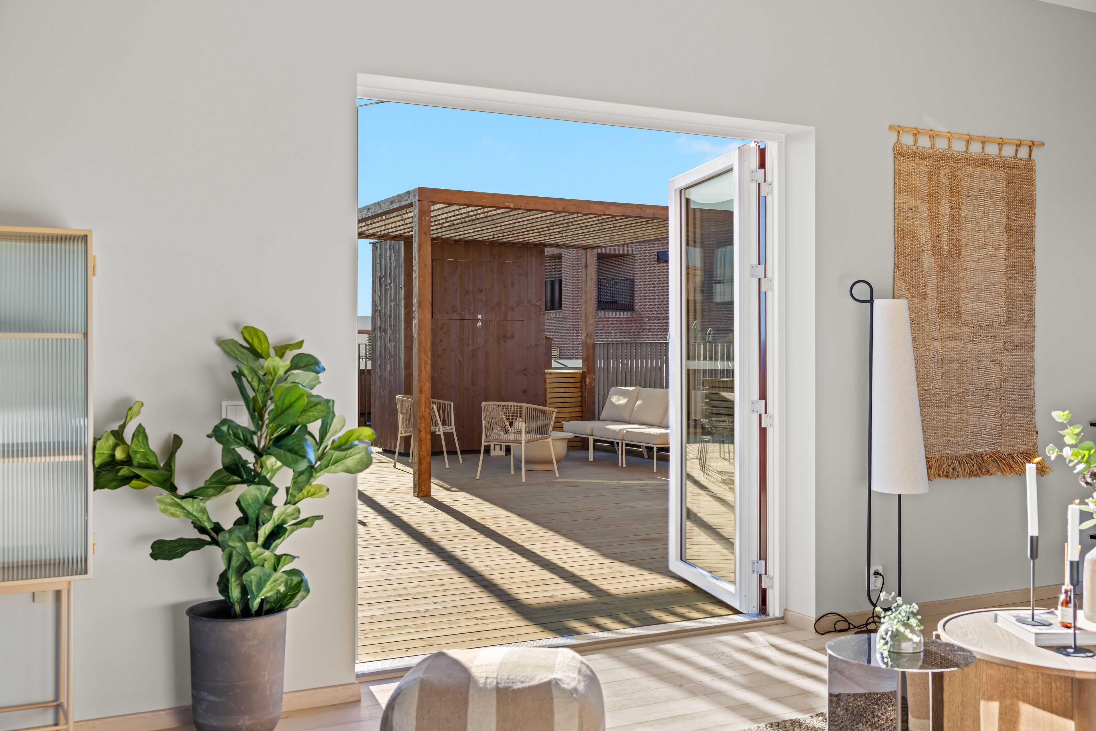 Utgang til privat takterrasse med pergola.