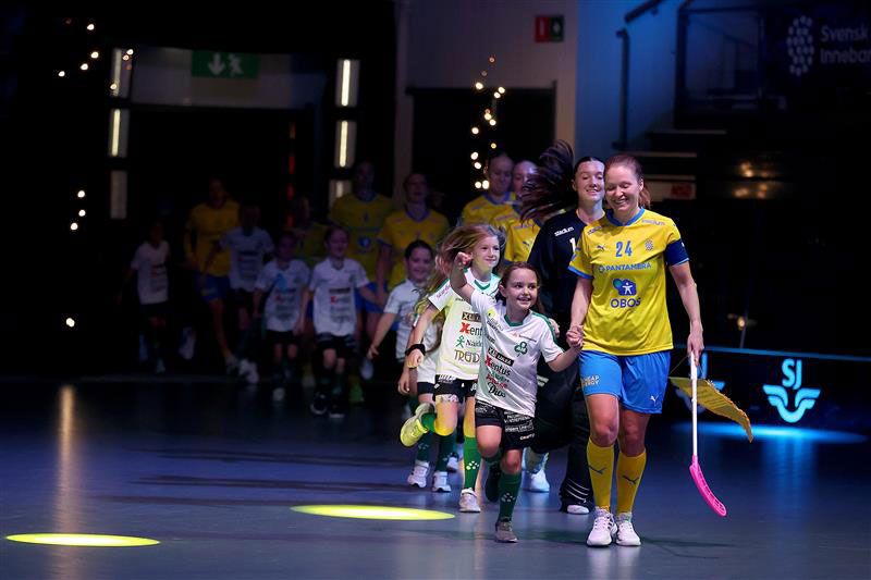 Barn som spelar innebandy