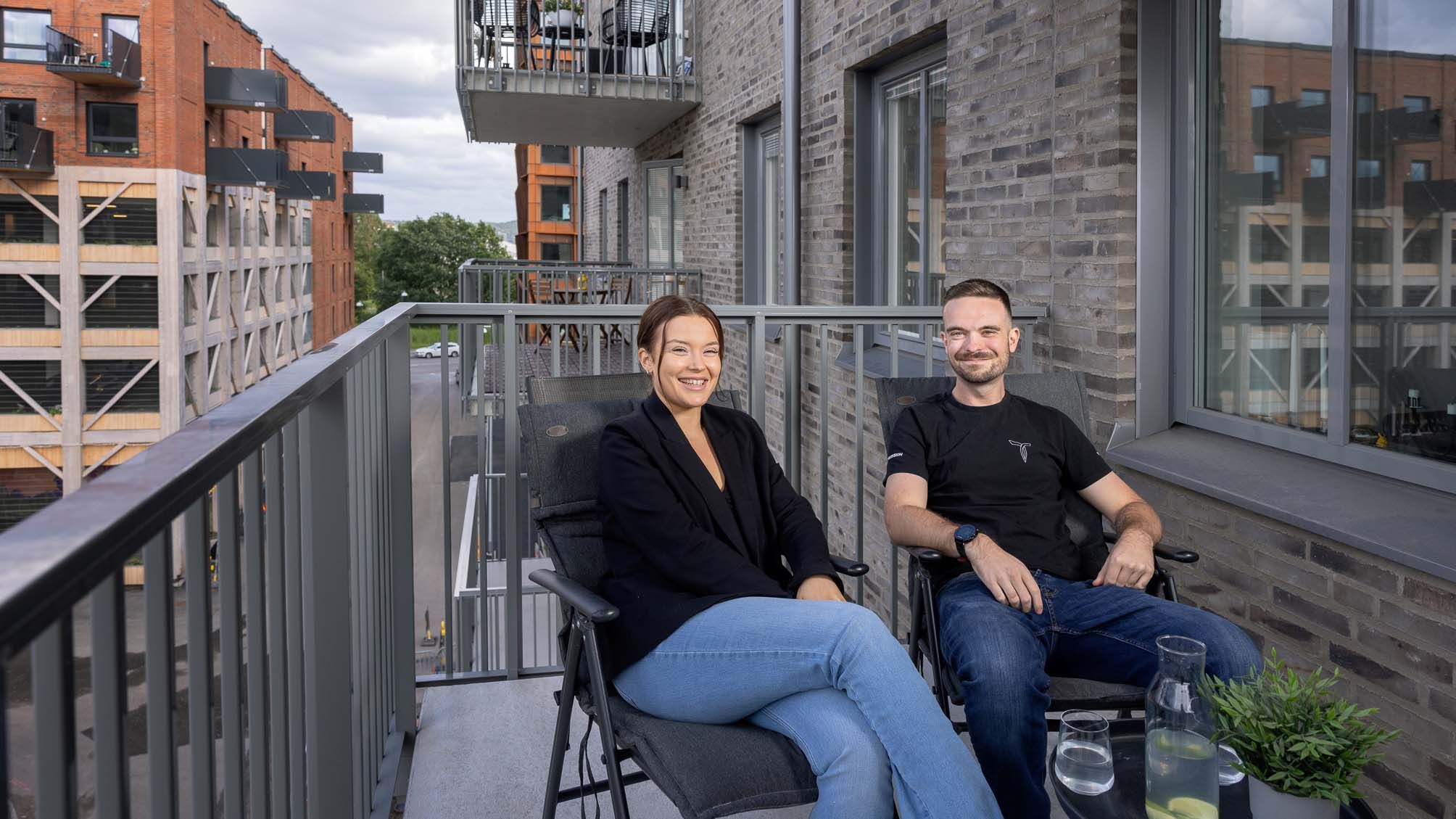 Syskonparet Emma och Erik på deras balkong