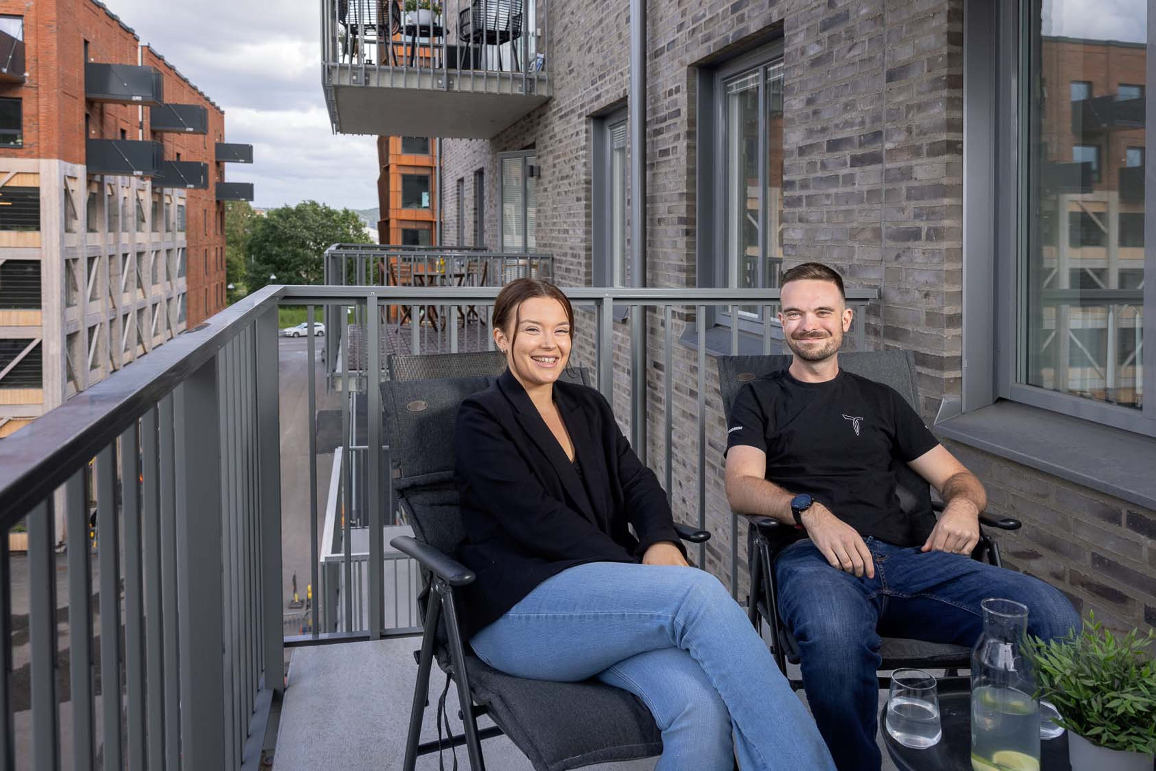 Syskonparet Emma och Erik på deras balkong