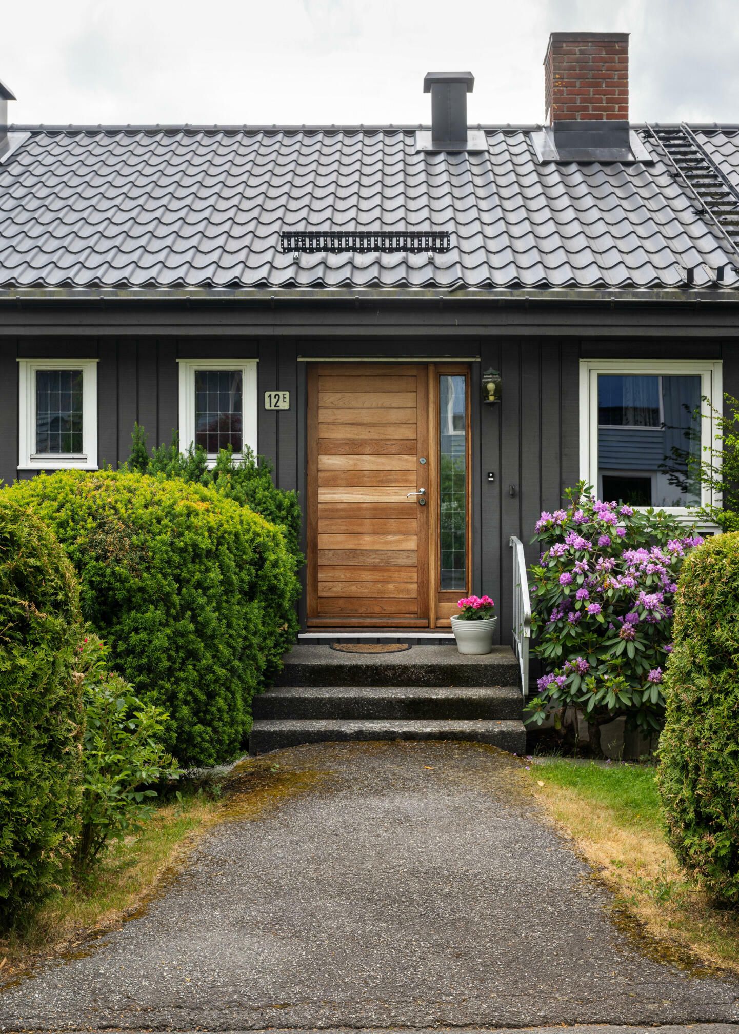 Foto av et trehus fra sekstitallet.