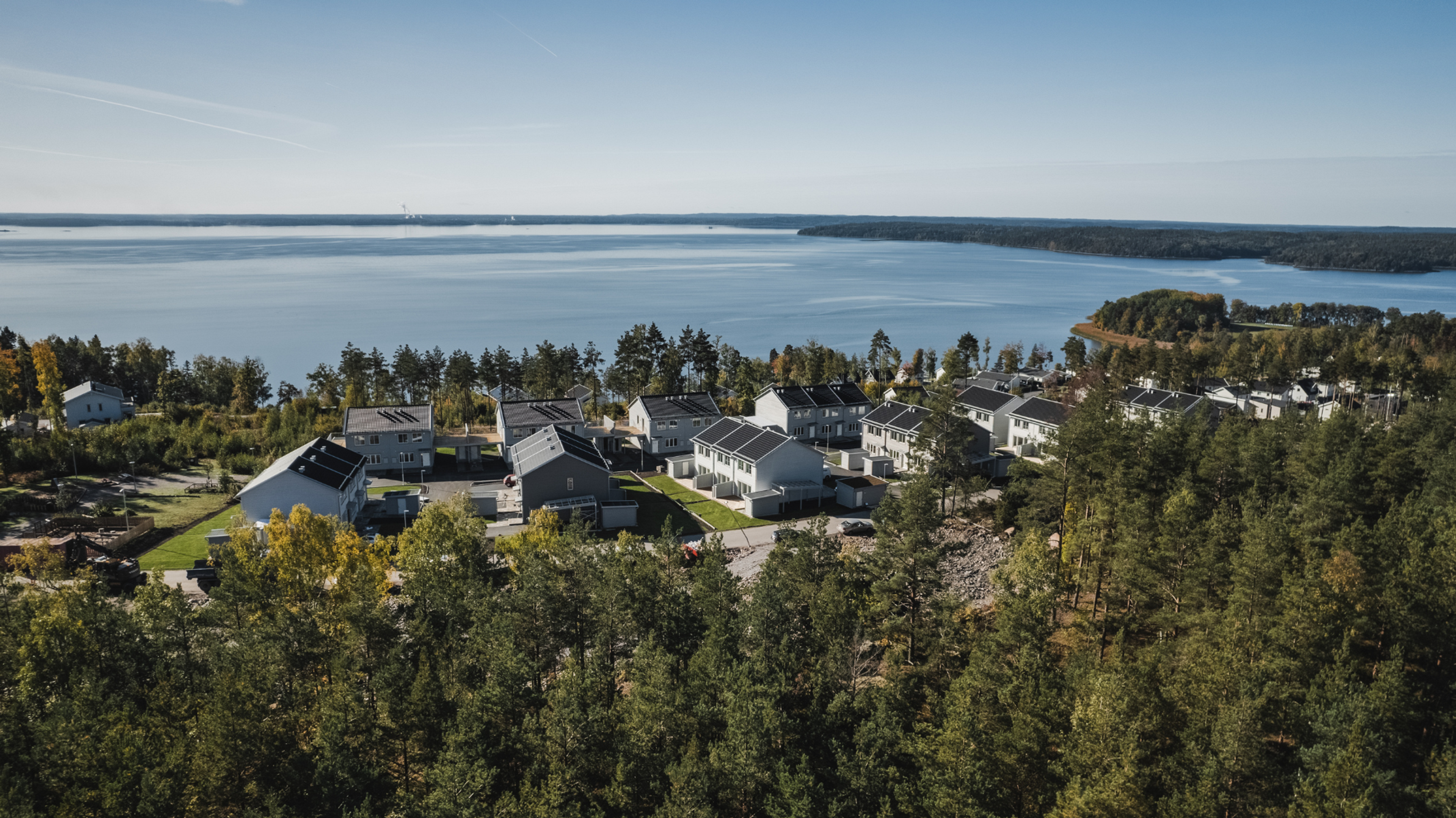 utsikt med hus och öppet vatten