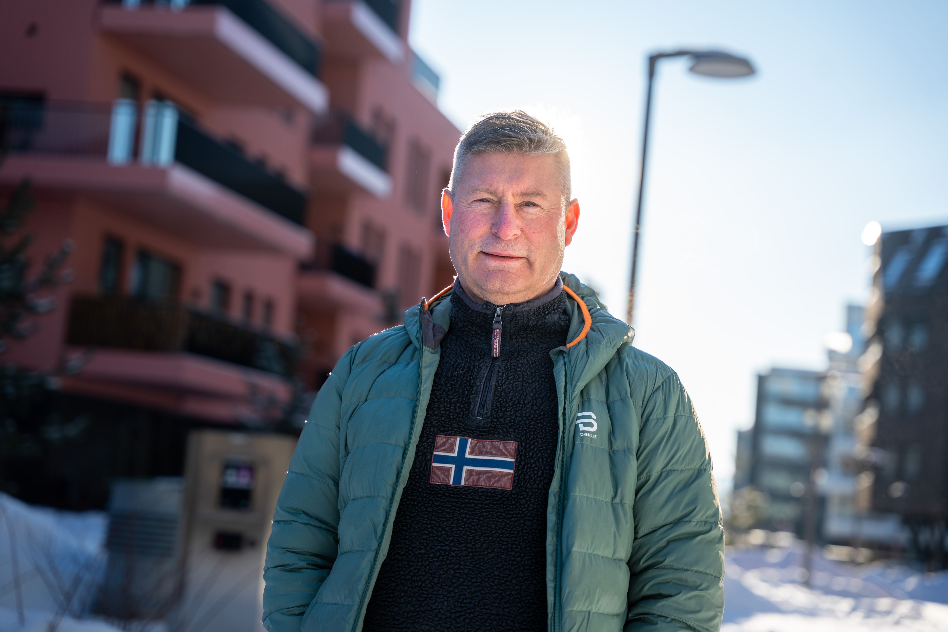 Morten Granhaug ser mot kameraet i bakgården i Skårerbyen. 