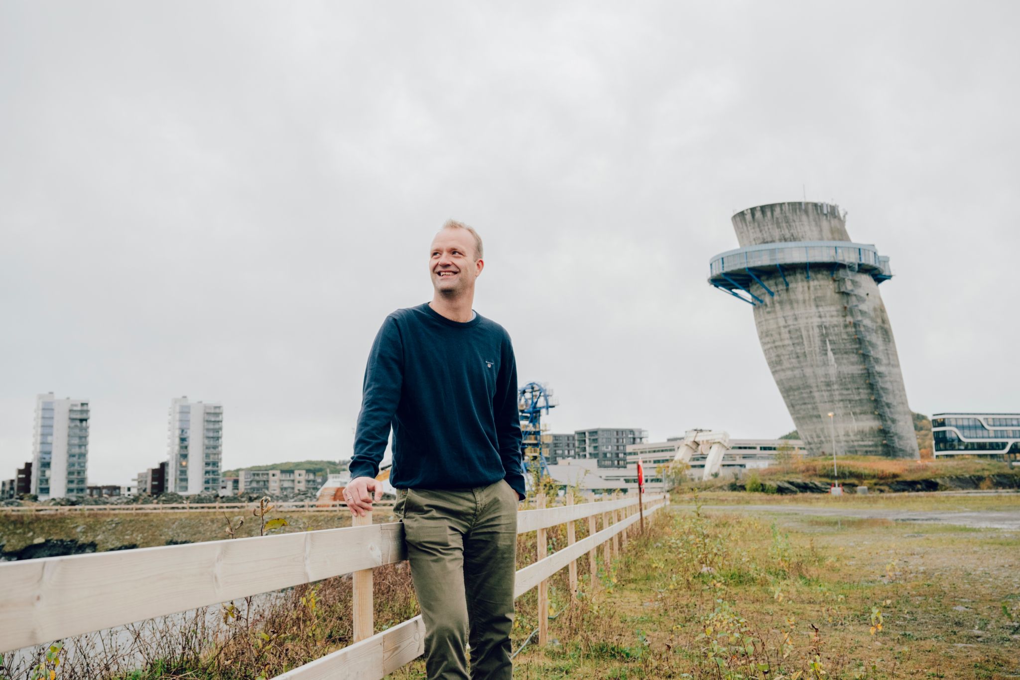 Foto av Espen Ekeland på tomten til Odden foran Skråtårnet