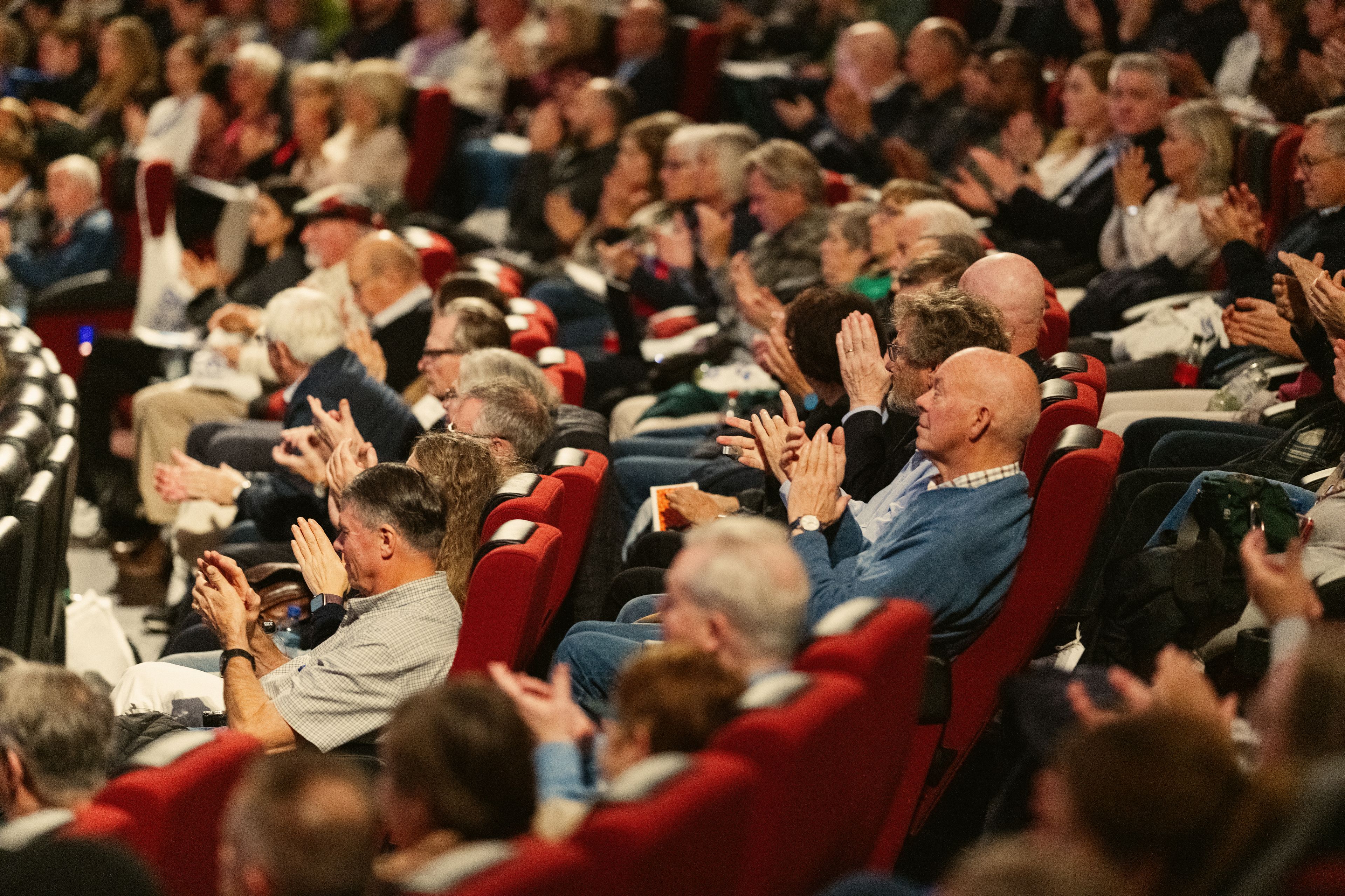 Publikum i Colosseum applauderer i salen