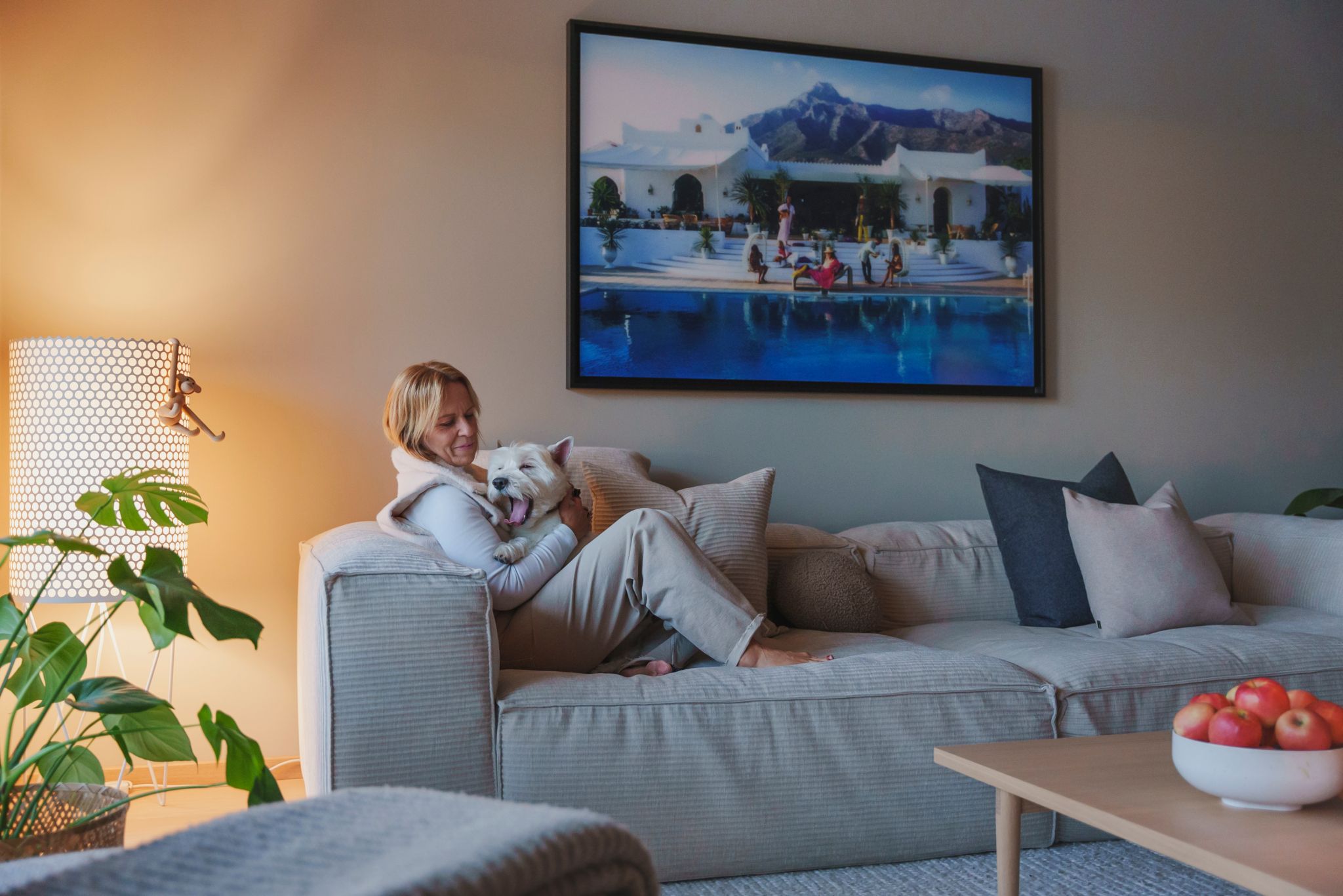 Bilde av Ann-Christin som sitter i en sofa