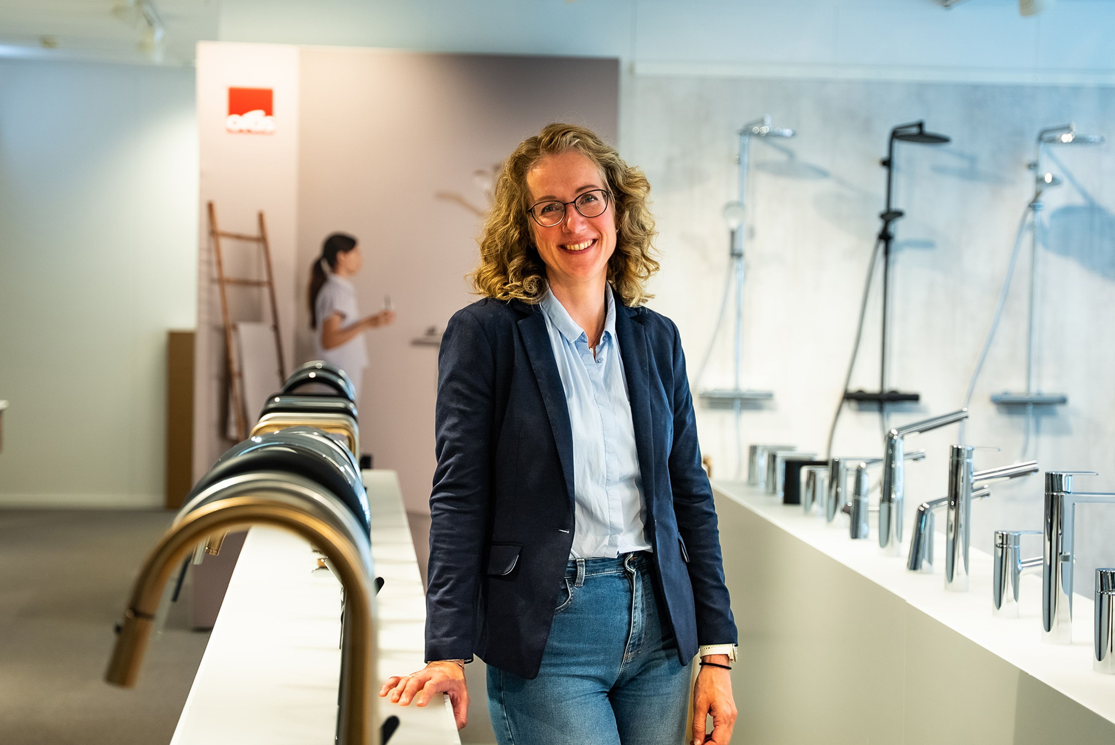 Portrett av Ellen Holter inne i showroomet til Oras i Smeltedigelen 1.