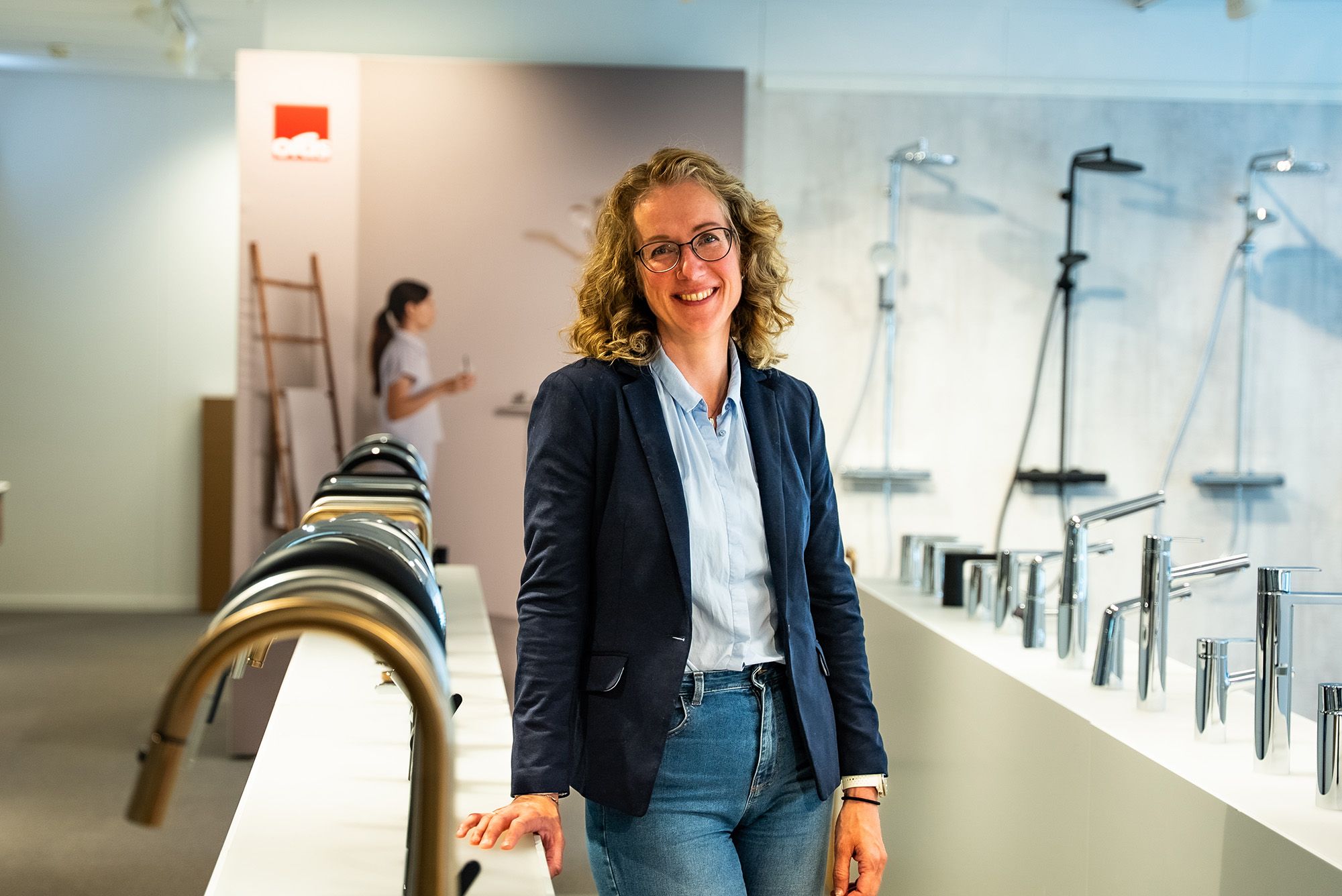 Portrett av Ellen Holter inne i showroomet til Oras i Smeltedigelen 1.