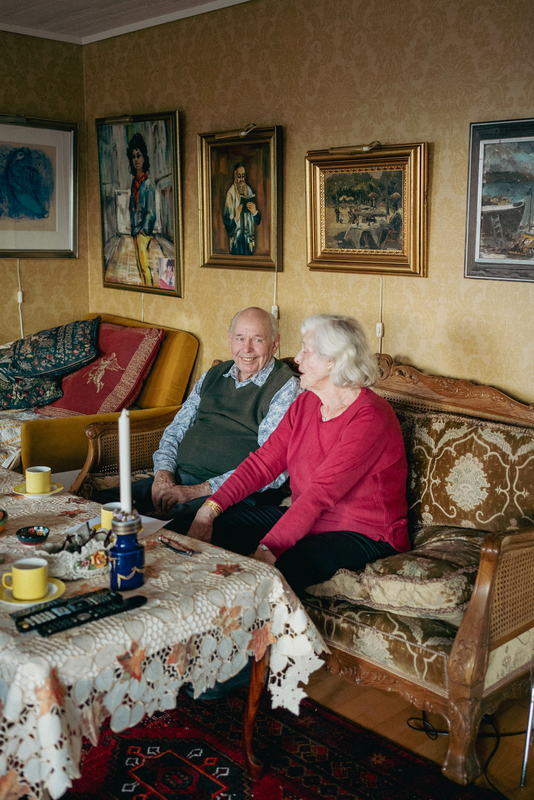 Svein og Unni sitter i sofaen og snakker sammen, mens Svein smiler