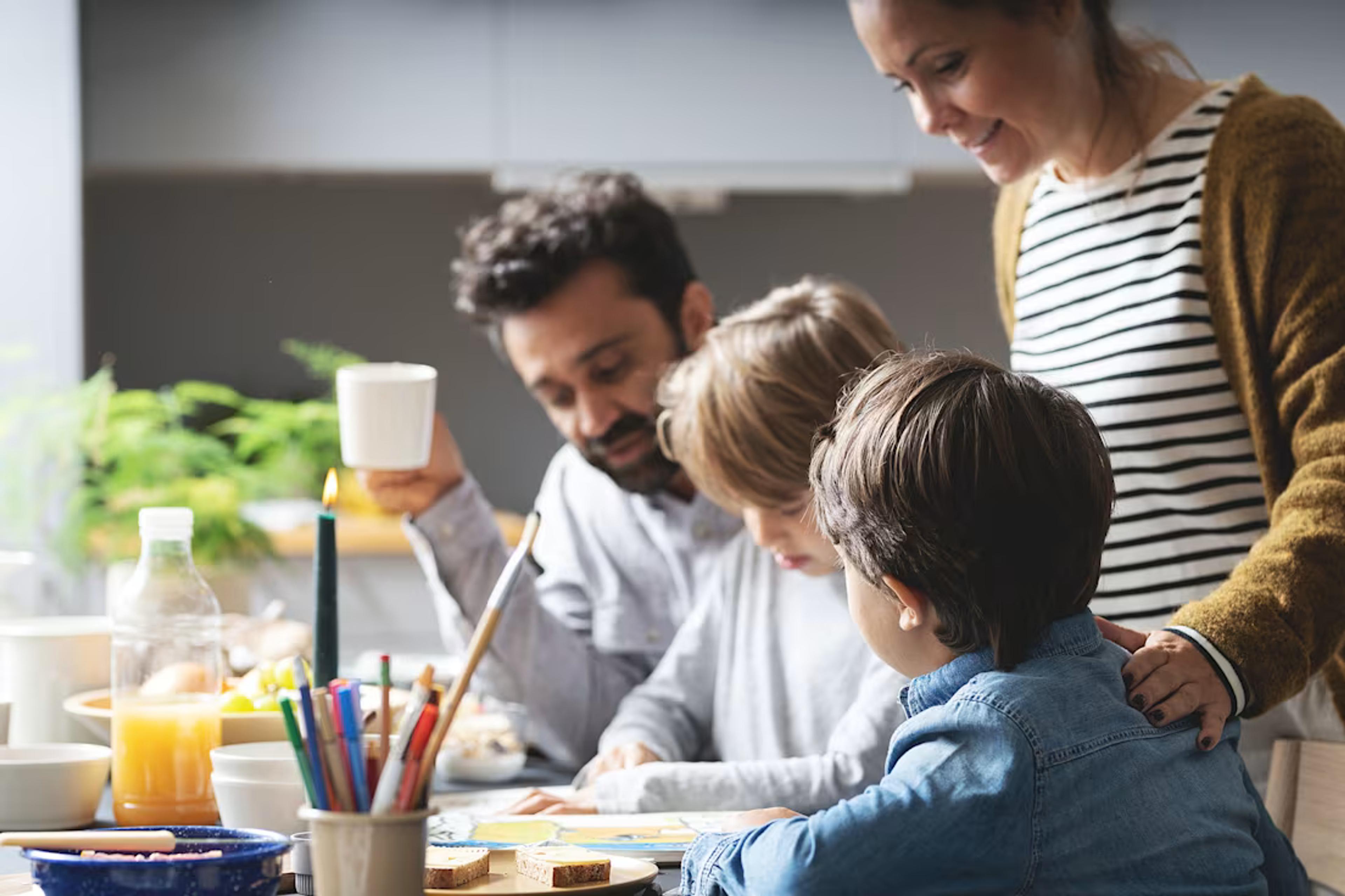Familj vid frukostbord