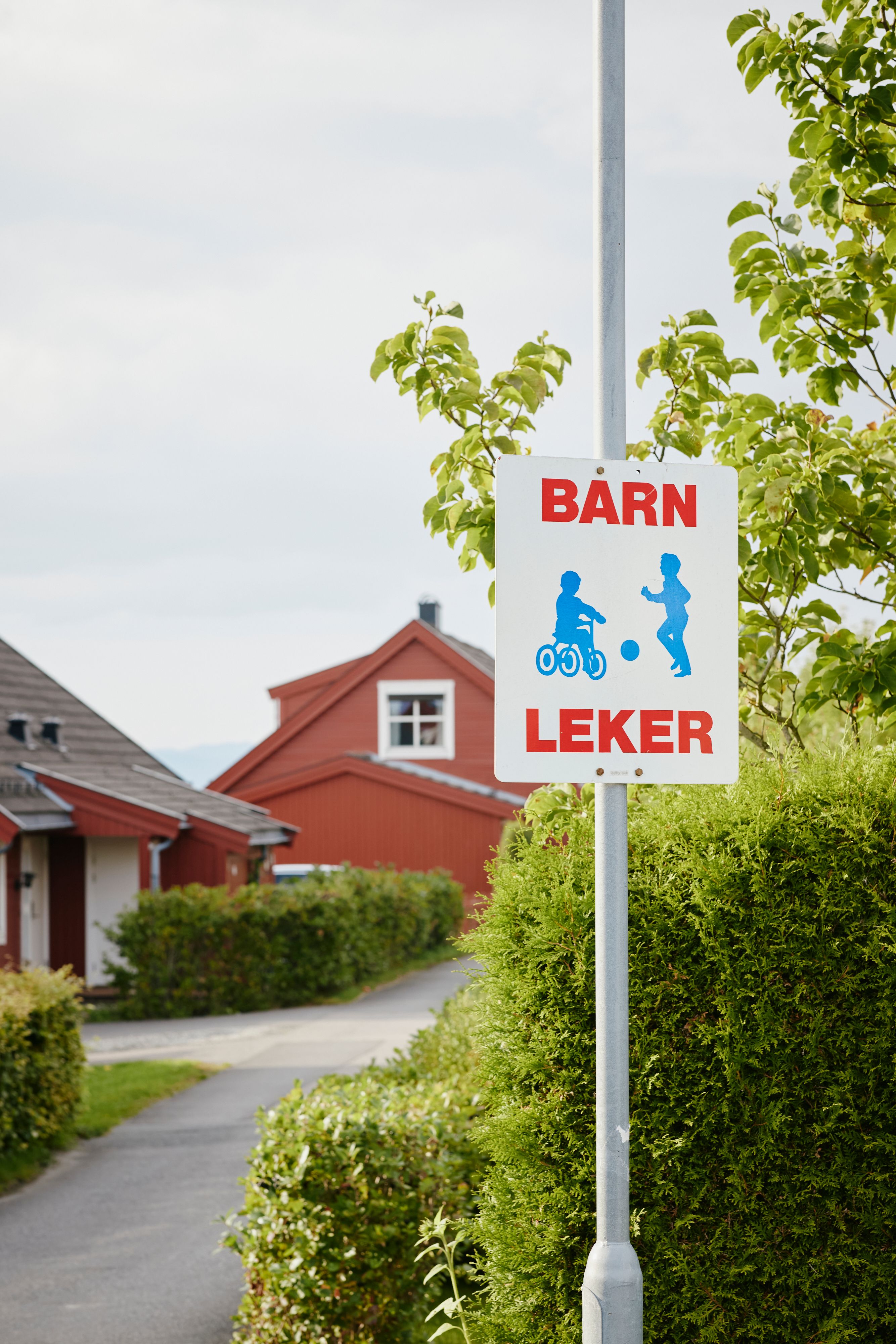 Foto av et «Barn leker»-skilt i borettslaget.