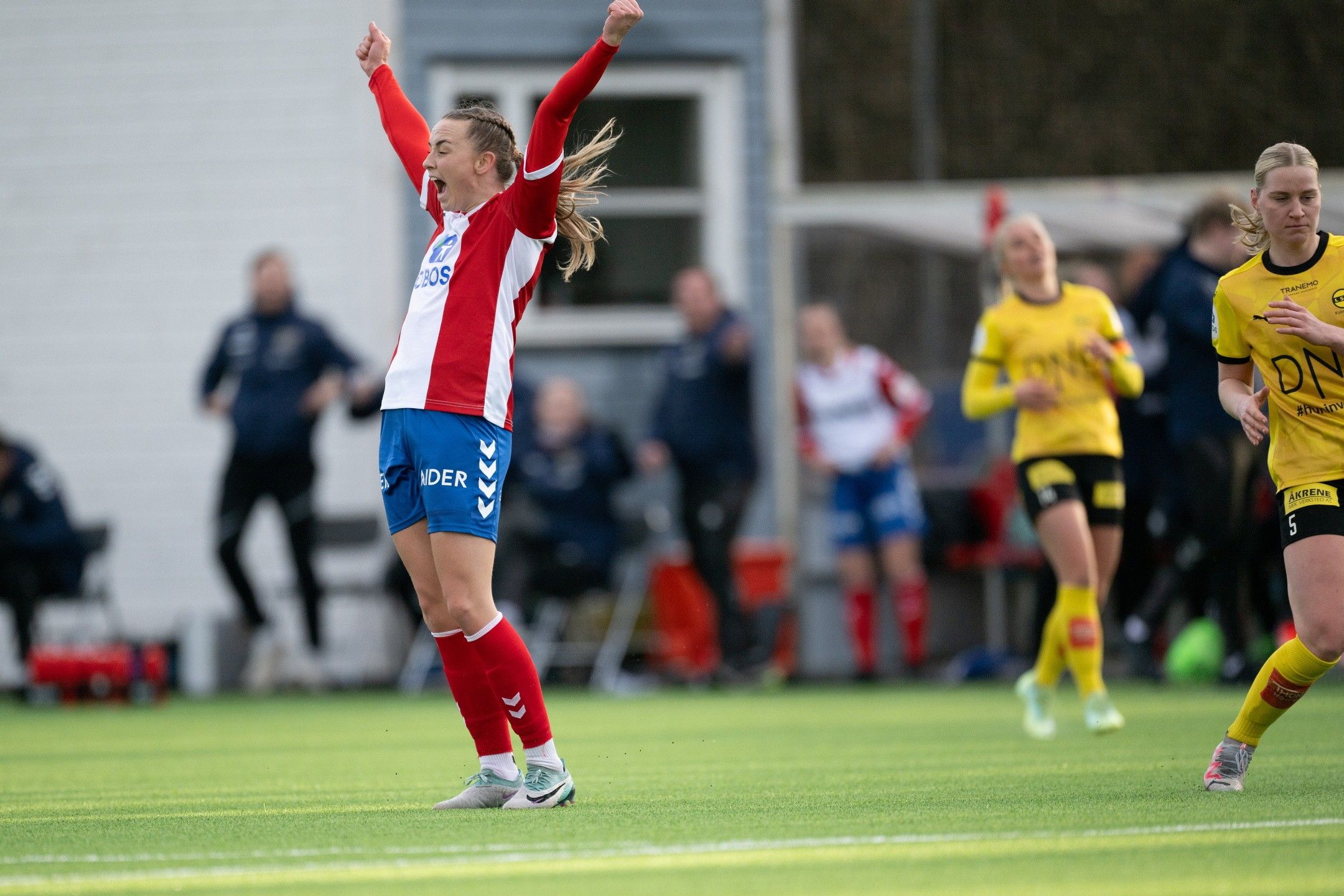 Foto av en spiller for Lyn Damer som slipper jubelen løs på fotballbanen.